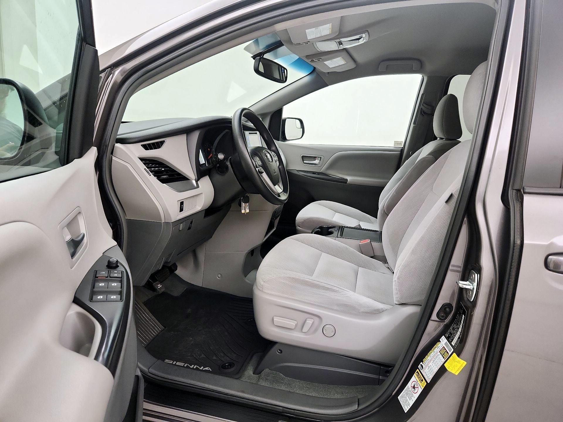 Thumbnail: 2016 Toyota Sienna - 11