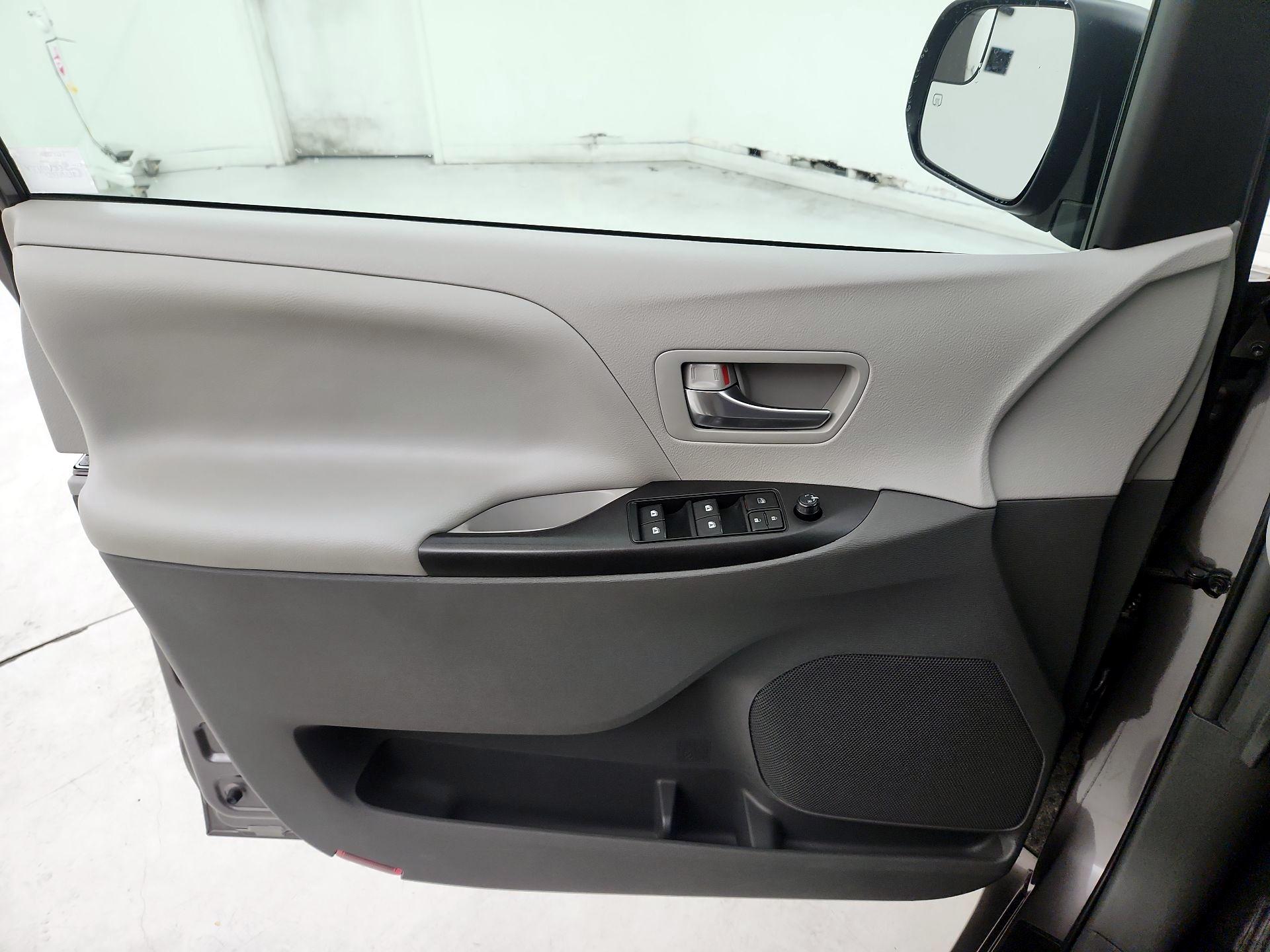 Thumbnail: 2016 Toyota Sienna - 12