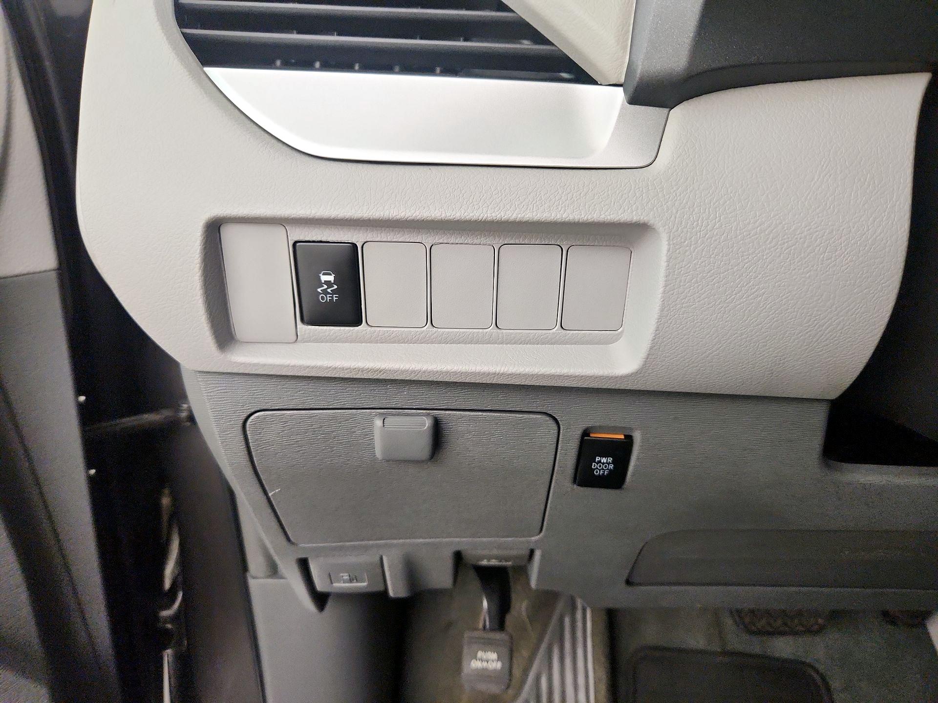 Thumbnail: 2016 Toyota Sienna - 13