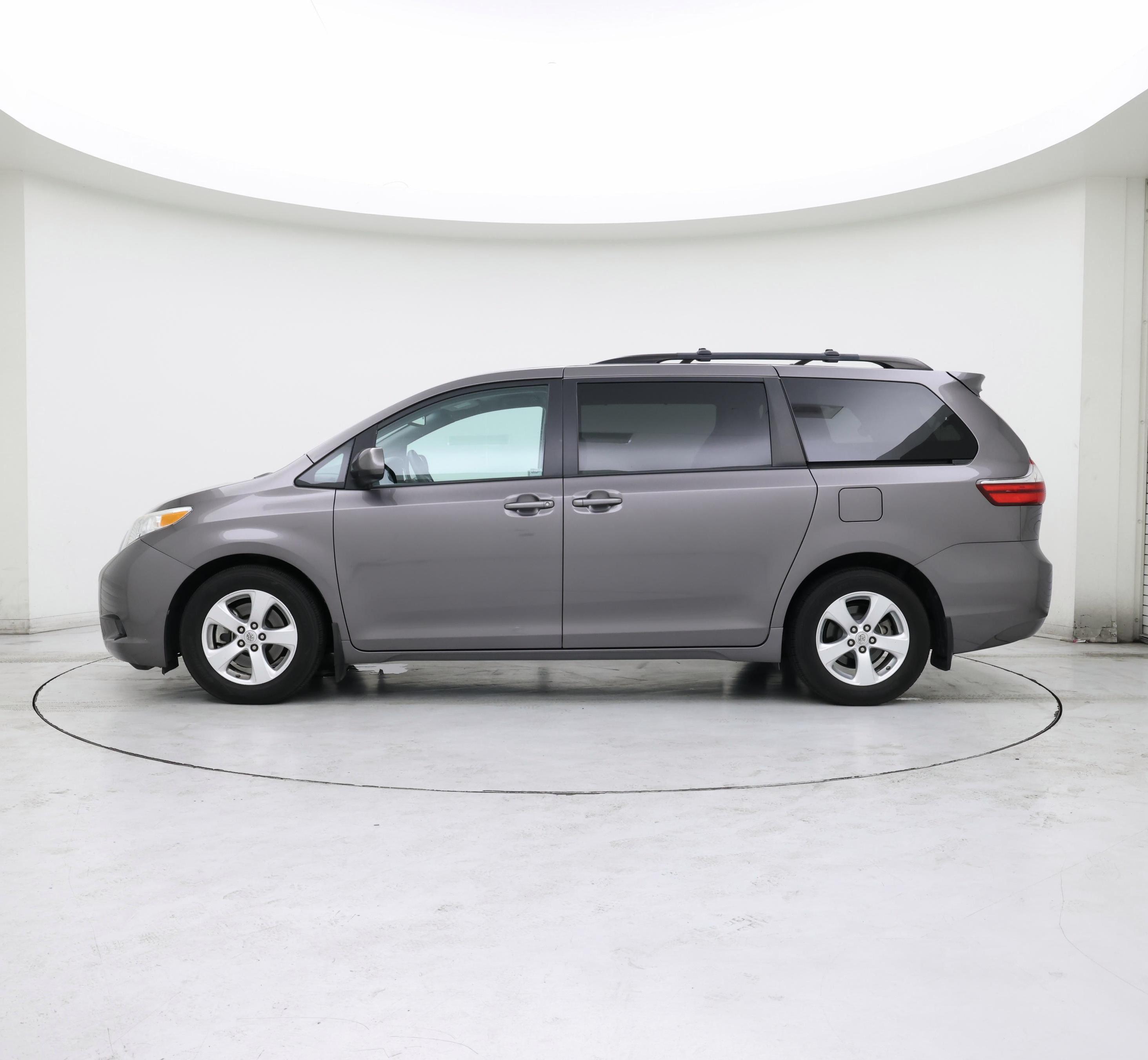 Thumbnail: 2016 Toyota Sienna - 3