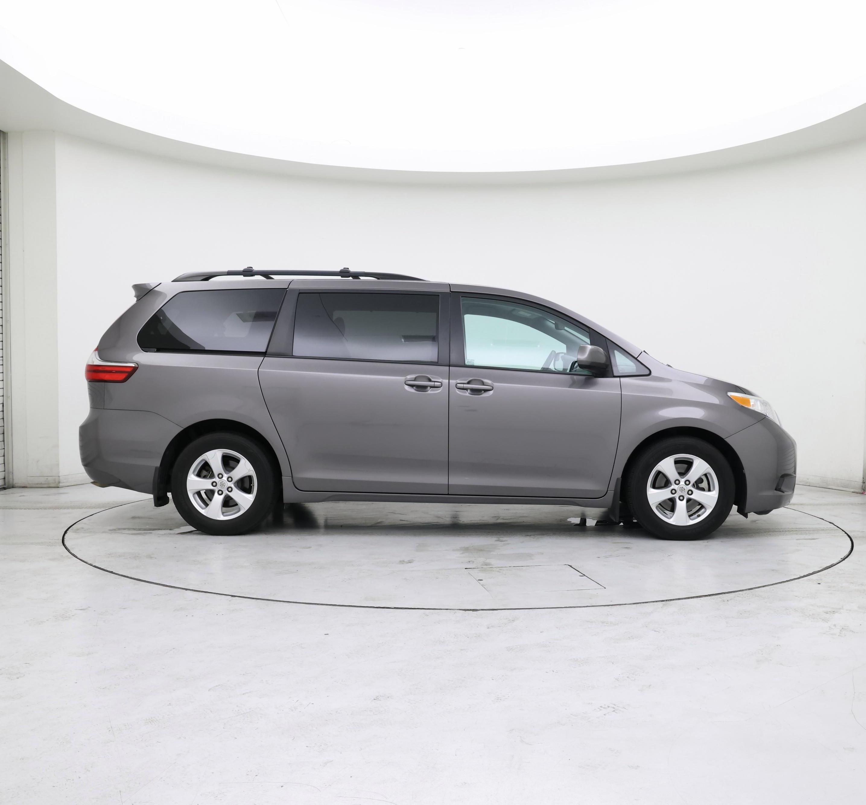 Thumbnail: 2016 Toyota Sienna - 7