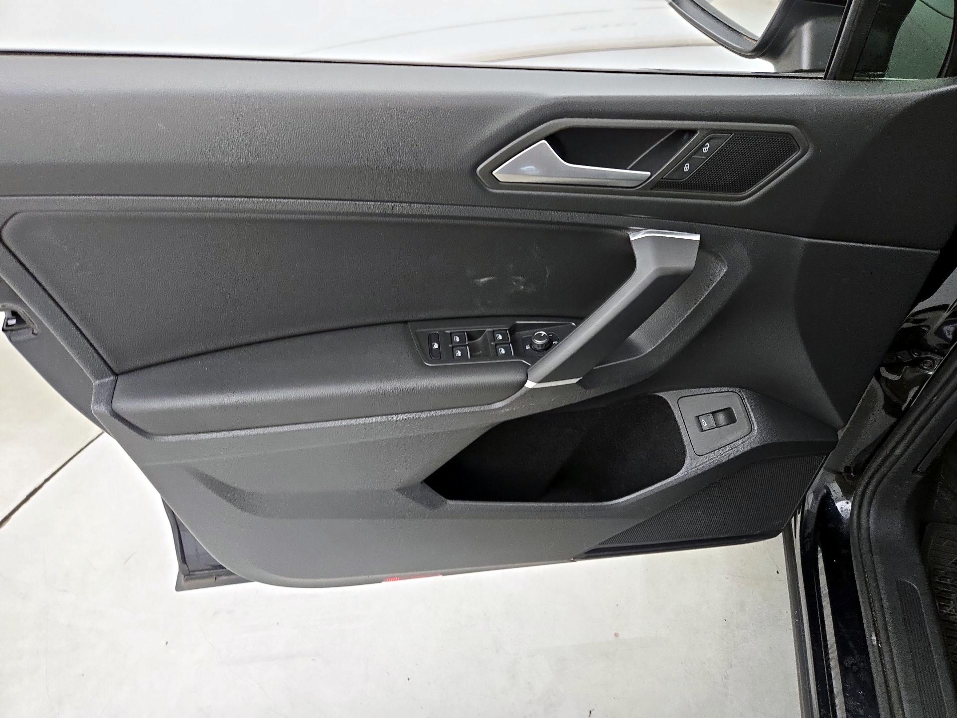Thumbnail: 2020 Volkswagen Tiguan - 12