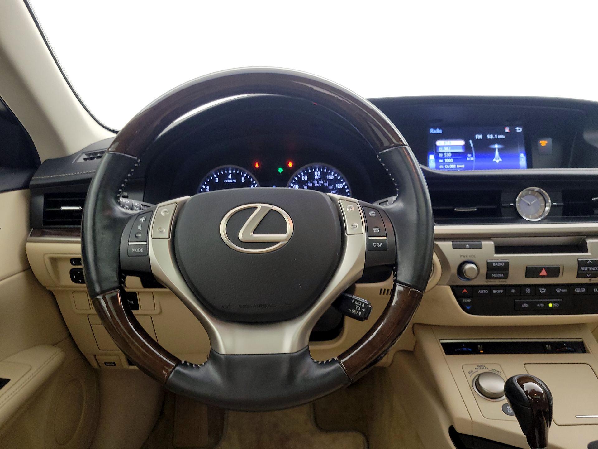 Thumbnail: 2015 Lexus ES - 10