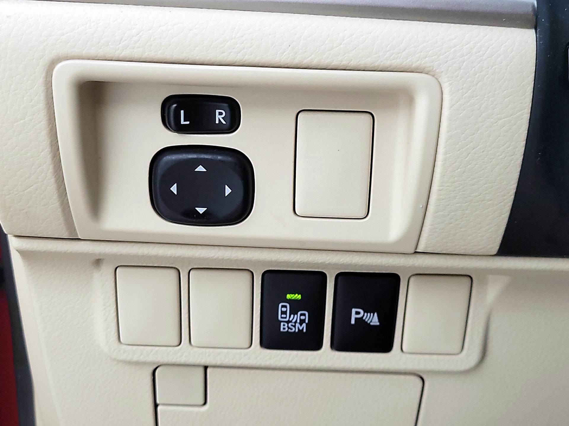 Thumbnail: 2015 Lexus ES - 13