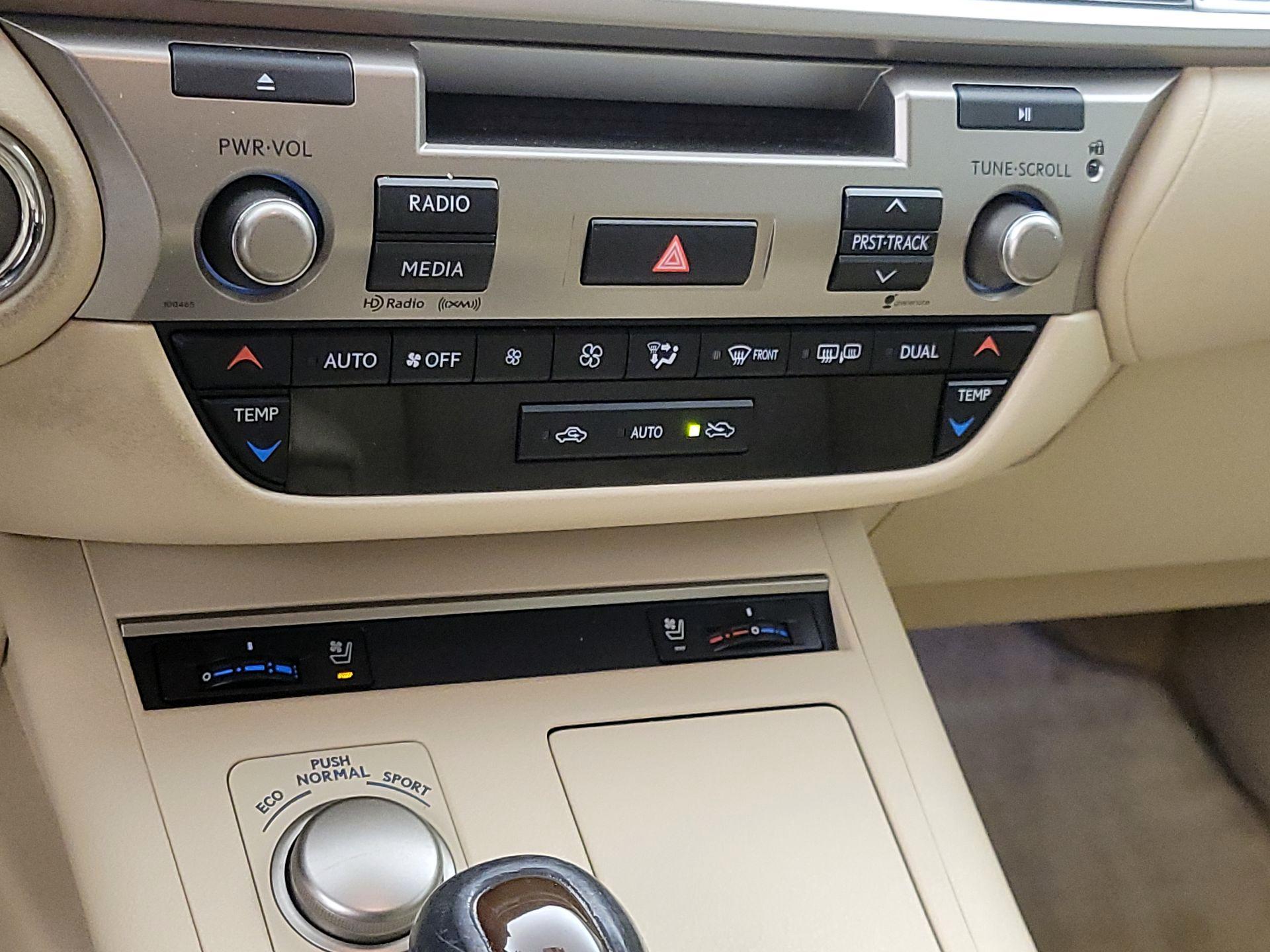 Thumbnail: 2015 Lexus ES - 16