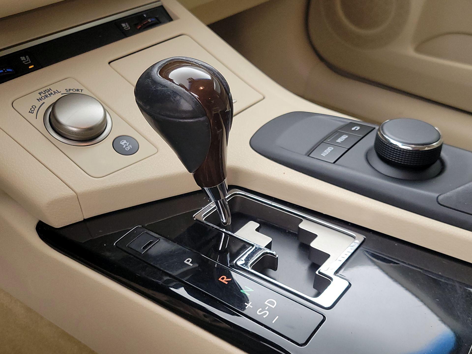 Thumbnail: 2015 Lexus ES - 17