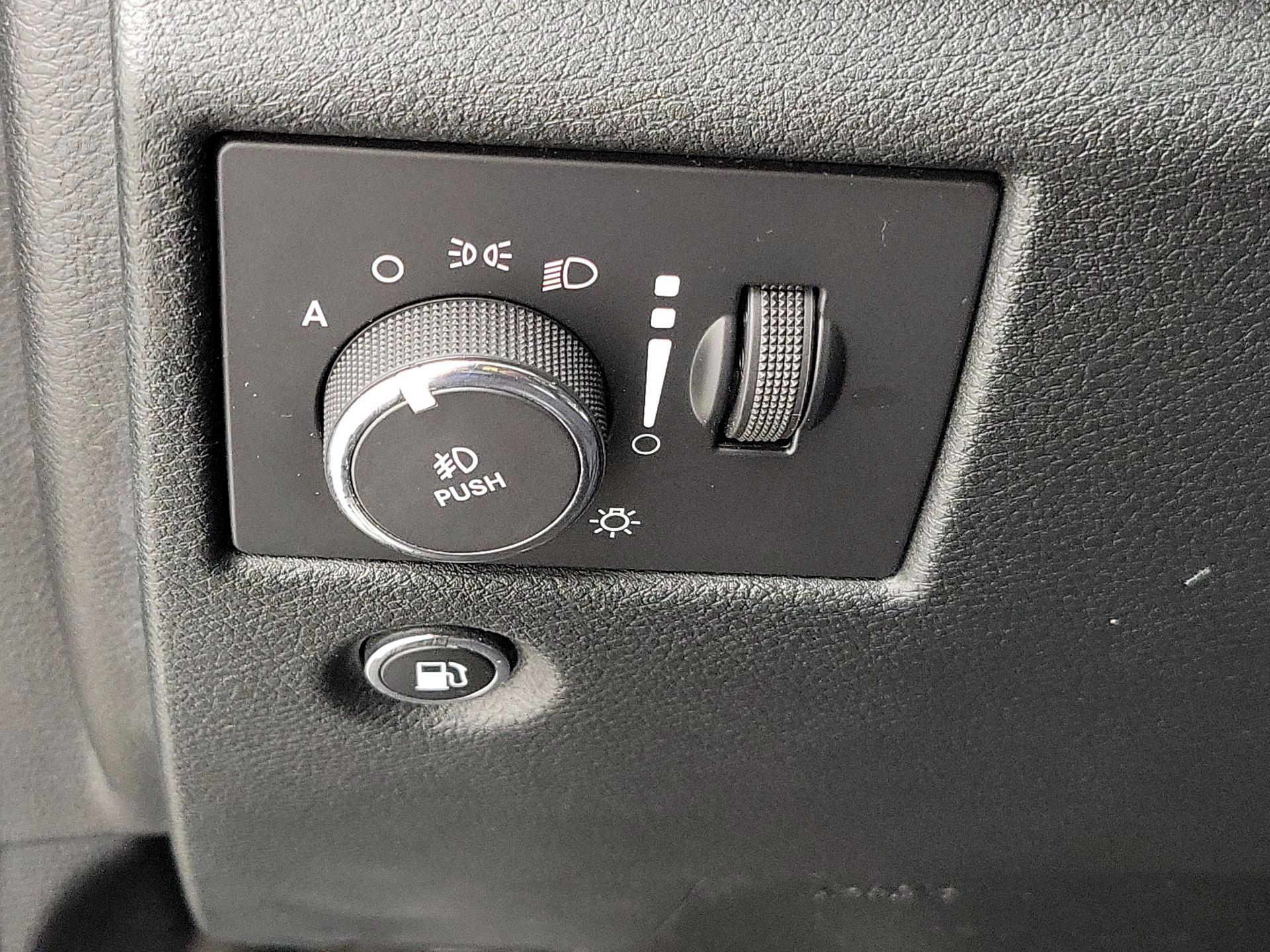 Thumbnail: 2015 Jeep Grand Cherokee - 13