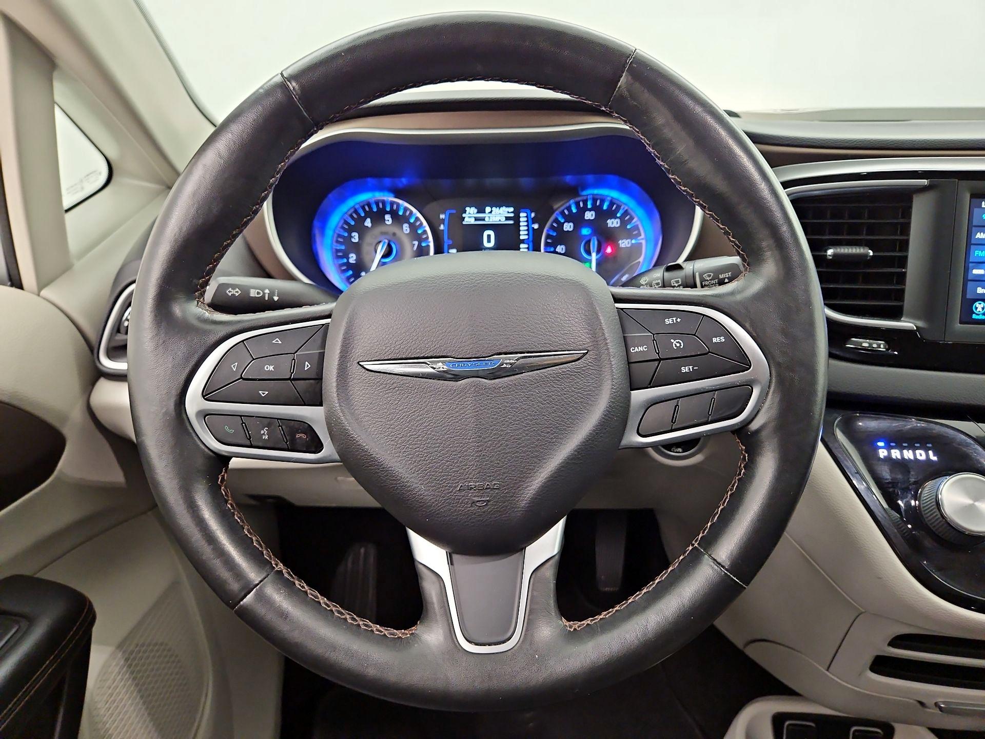 Thumbnail: 2019 Chrysler Pacifica - 10