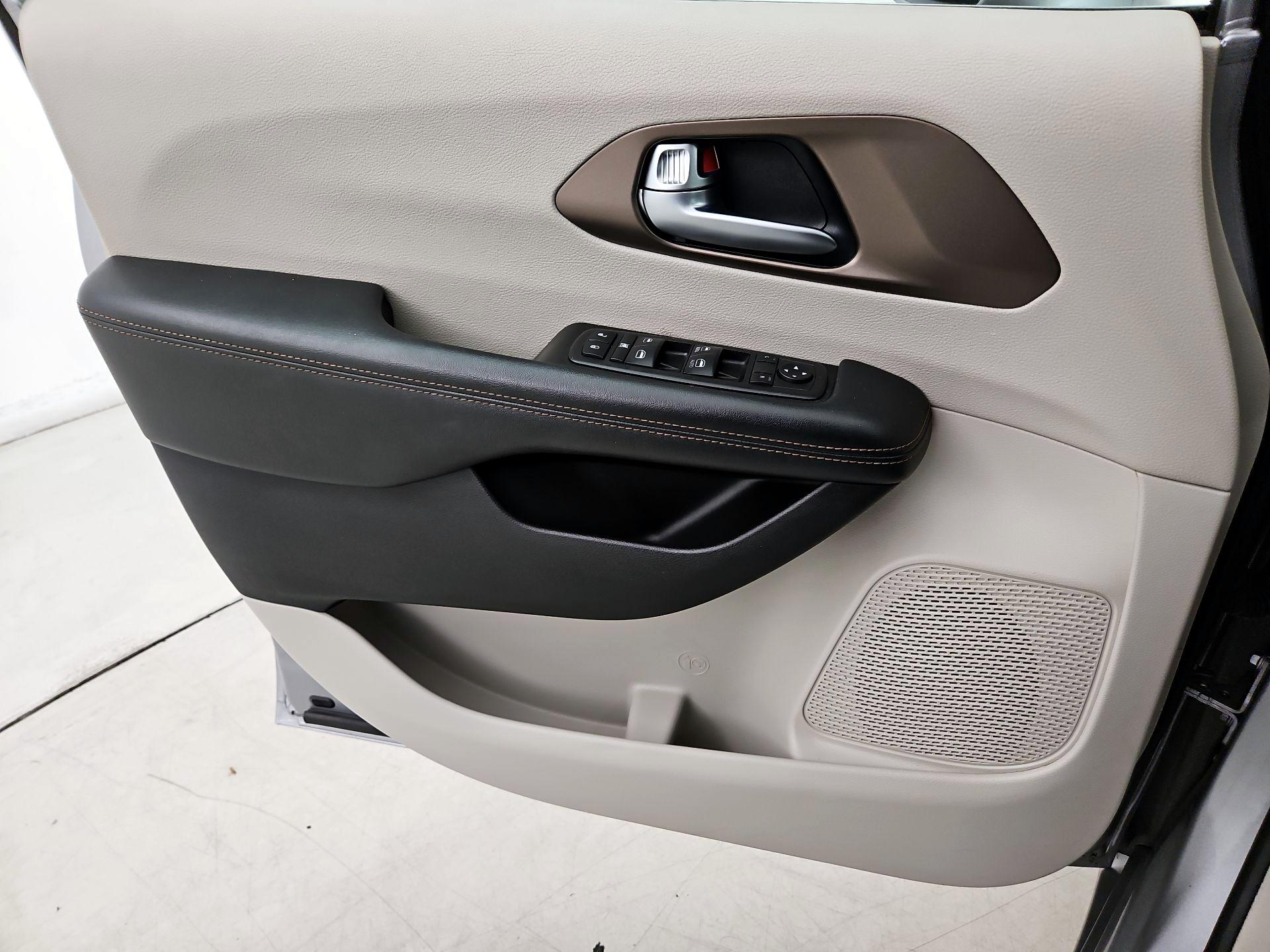 Thumbnail: 2019 Chrysler Pacifica - 12