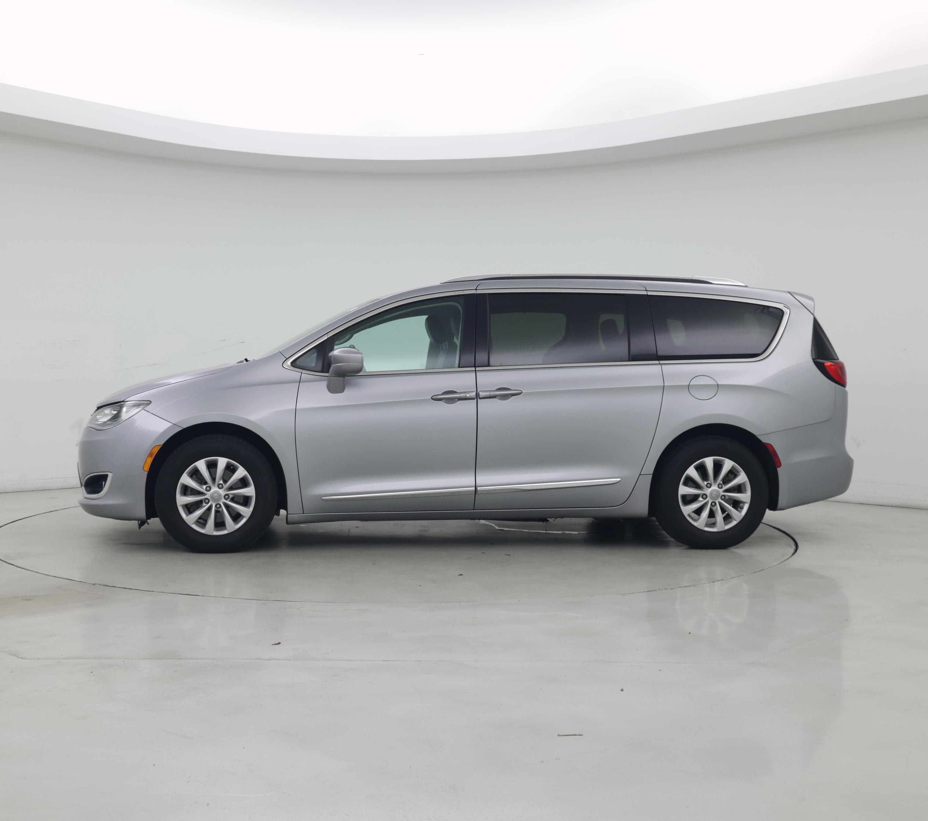 Thumbnail: 2019 Chrysler Pacifica - 3