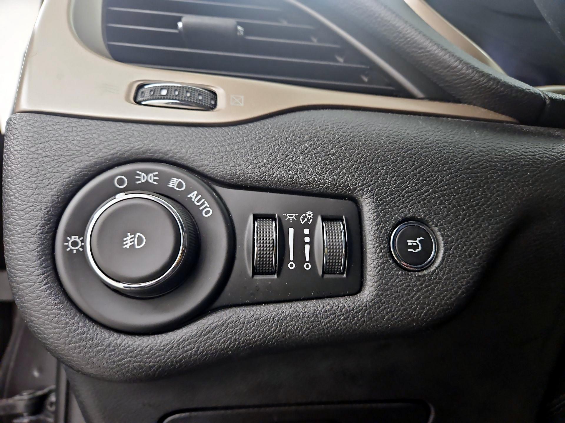 Thumbnail: 2016 Jeep Cherokee - 13