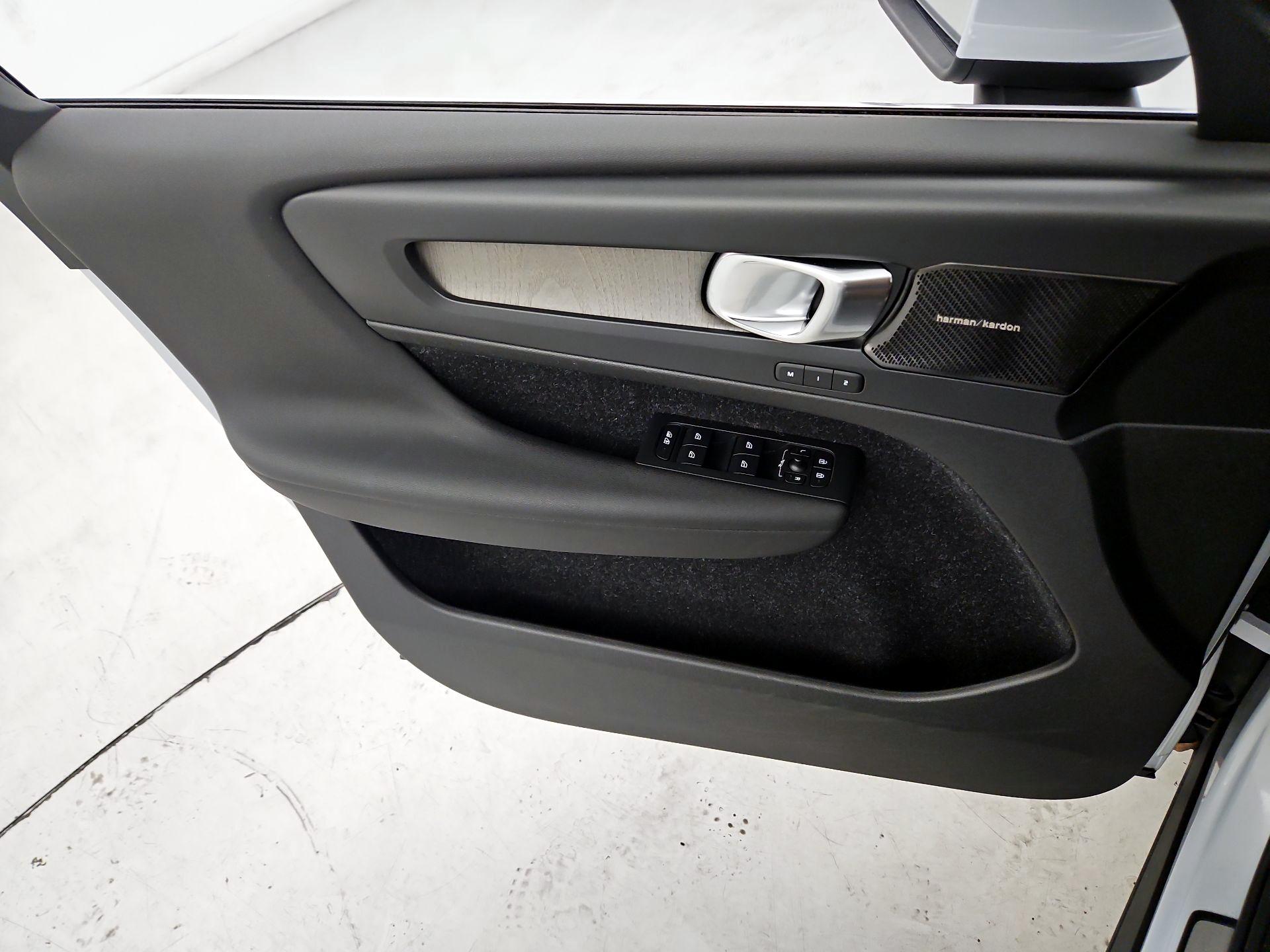 Thumbnail: 2020 Volvo XC40 - 12