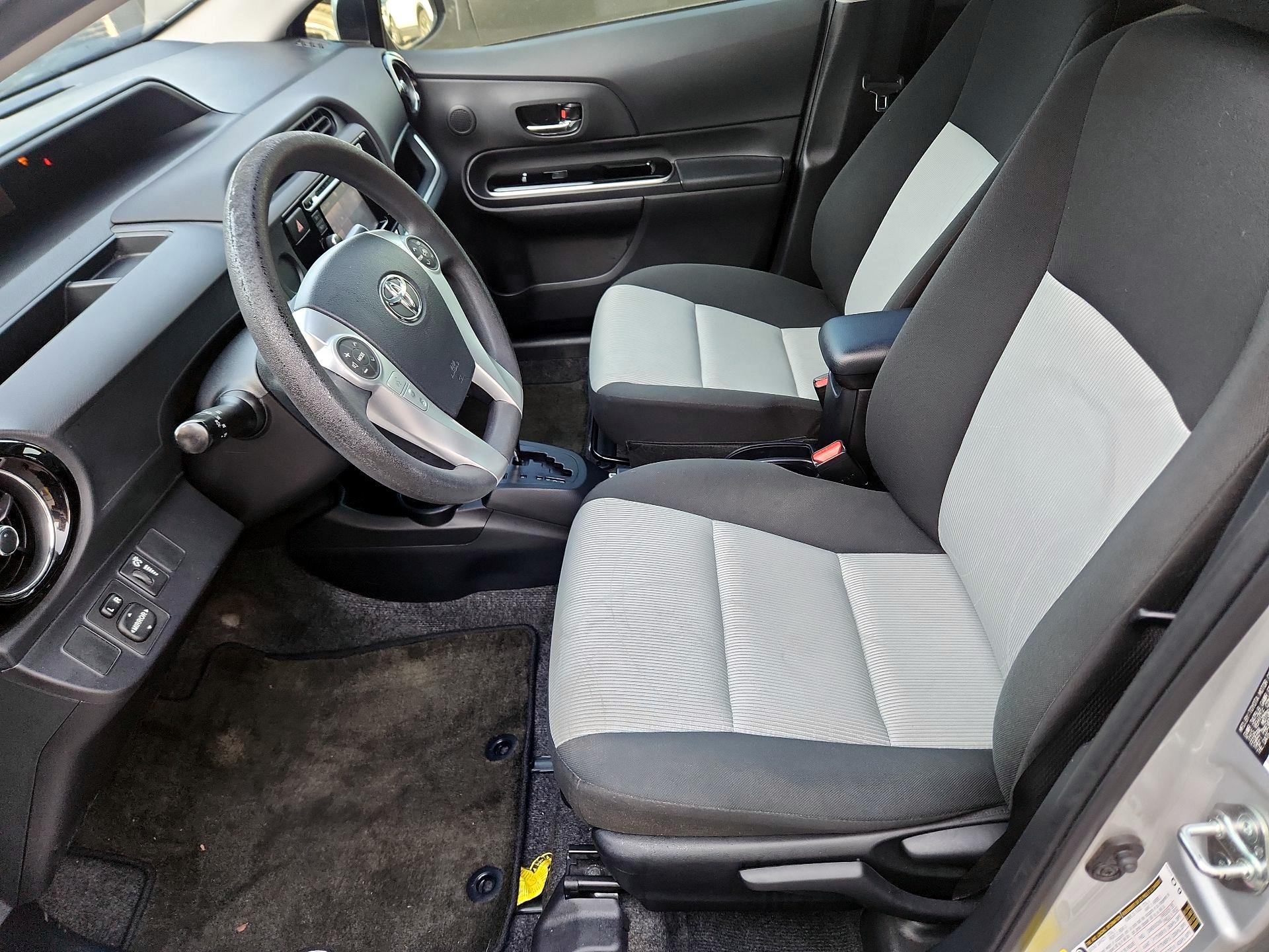 Thumbnail: 2016 Toyota Prius c - 11