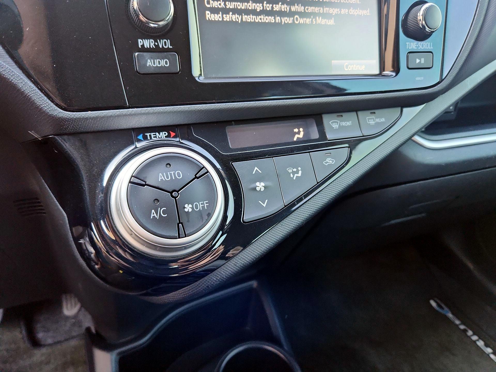Thumbnail: 2016 Toyota Prius c - 15