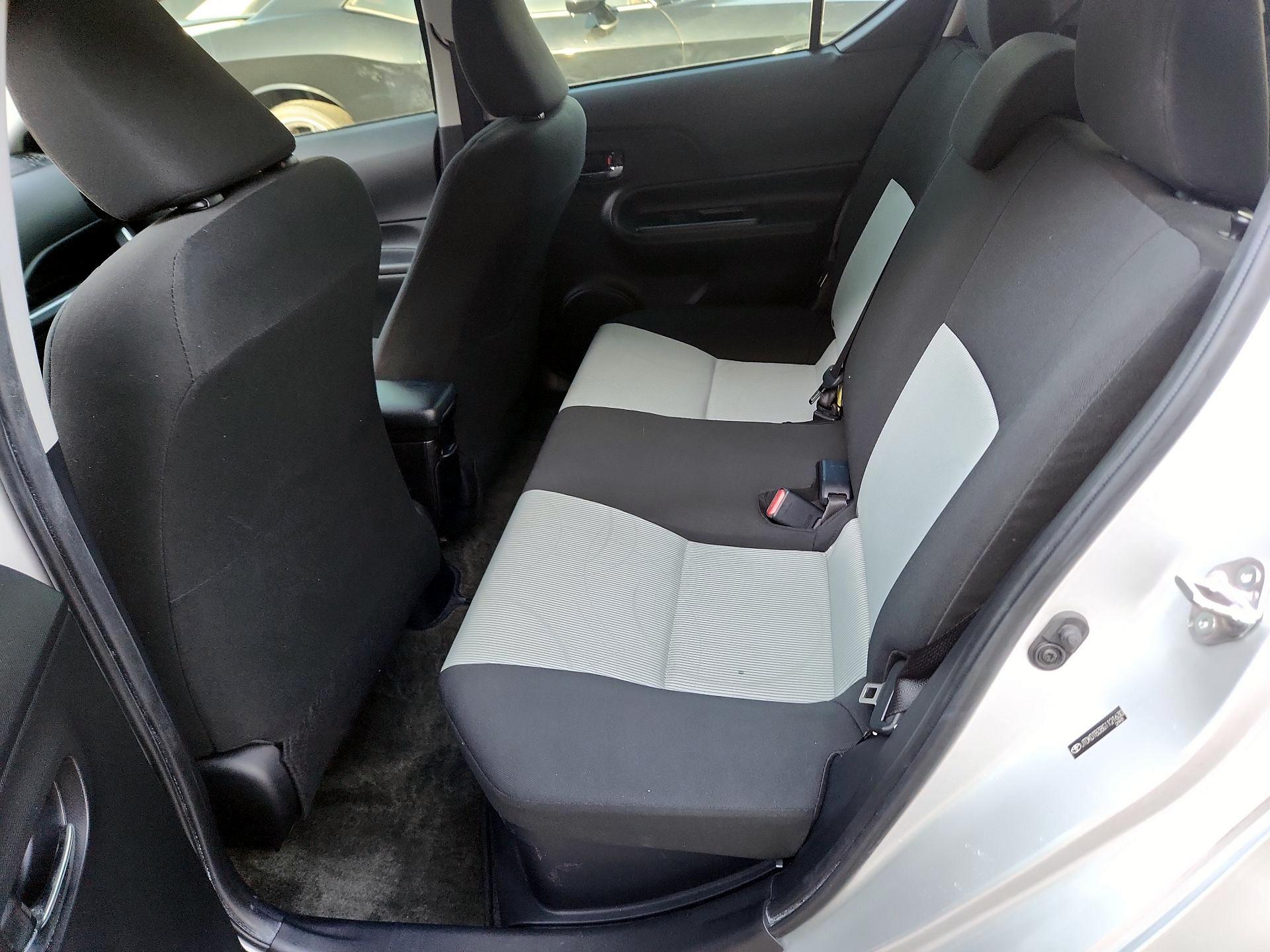 Thumbnail: 2016 Toyota Prius c - 17