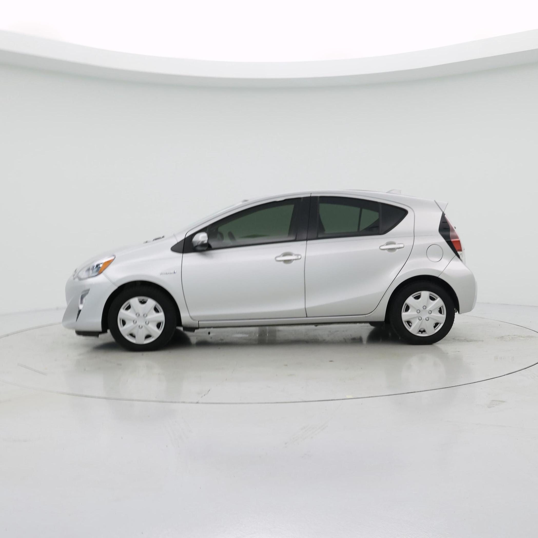 Thumbnail: 2016 Toyota Prius c - 3