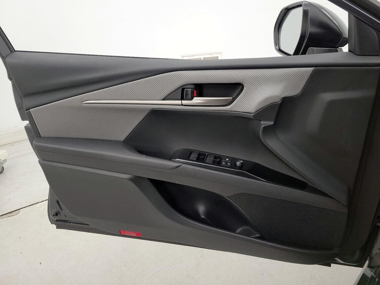 2025 Toyota Camry SE - Photo 13