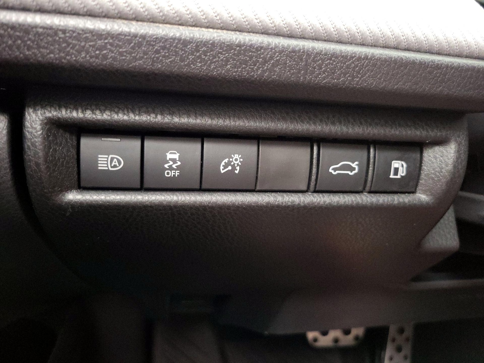 2025 Toyota Camry SE - Photo 14