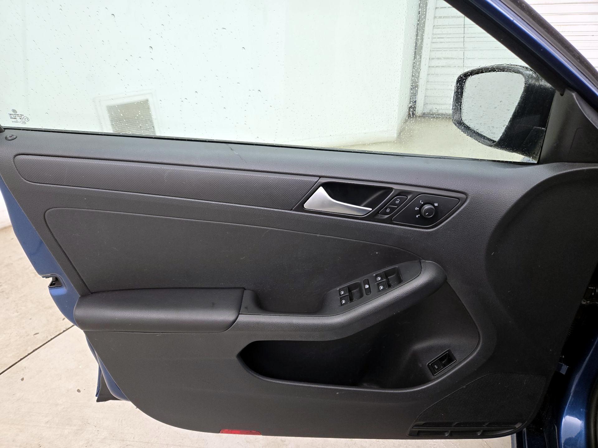 Thumbnail: 2015 Volkswagen Jetta - 12