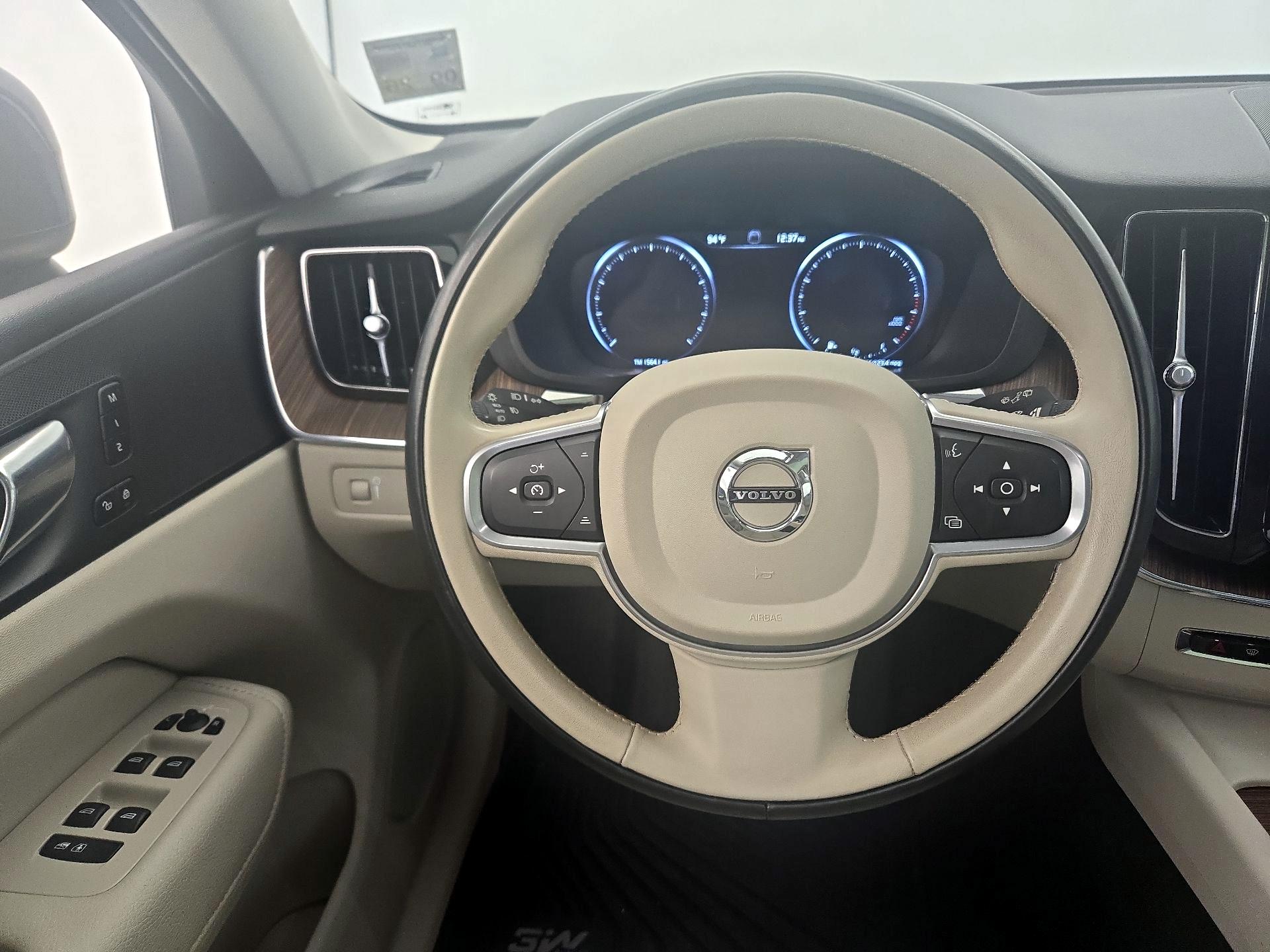 Thumbnail: 2021 Volvo XC60 - 10