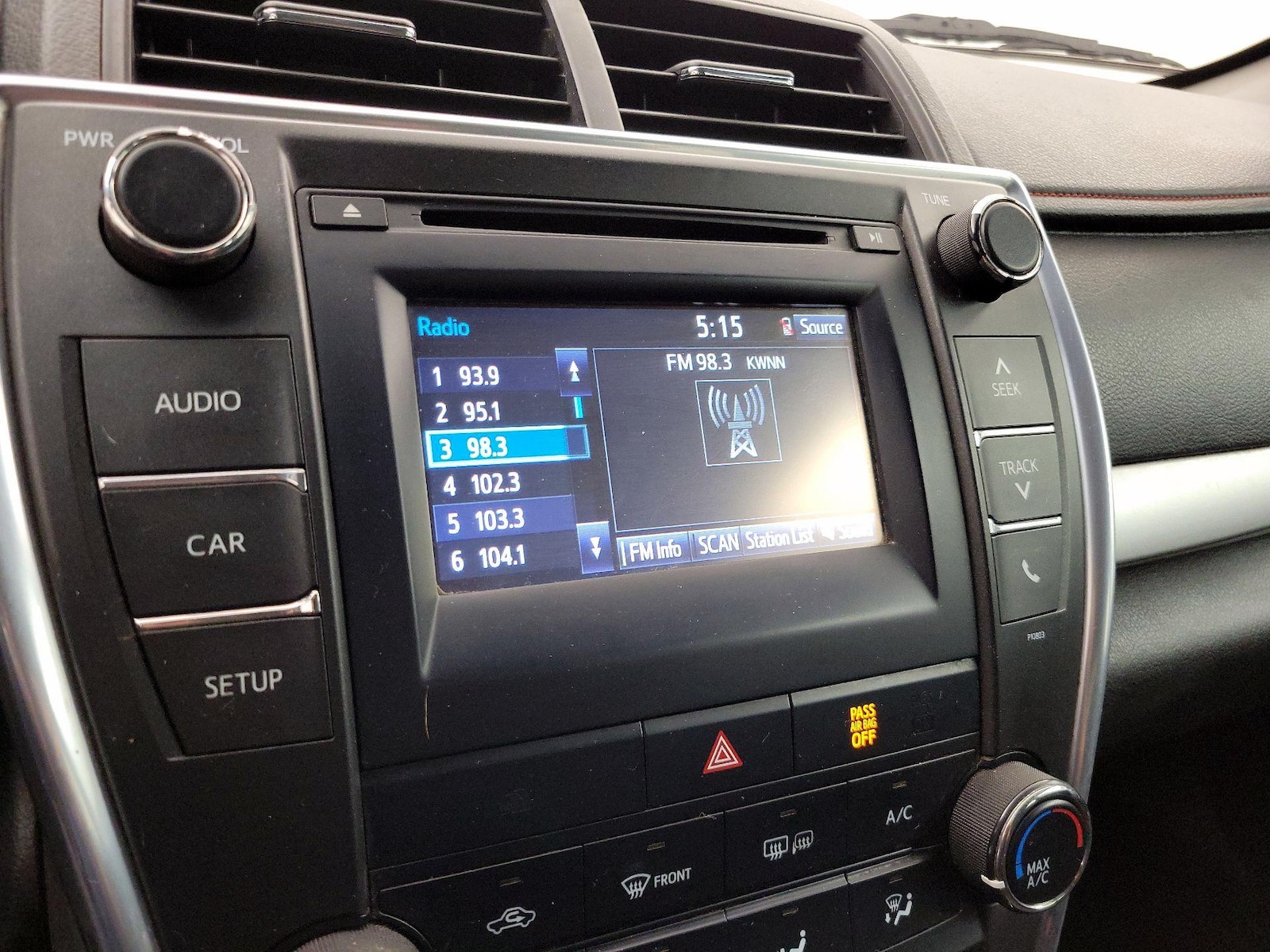 2015 Toyota Camry SE - Photo 16