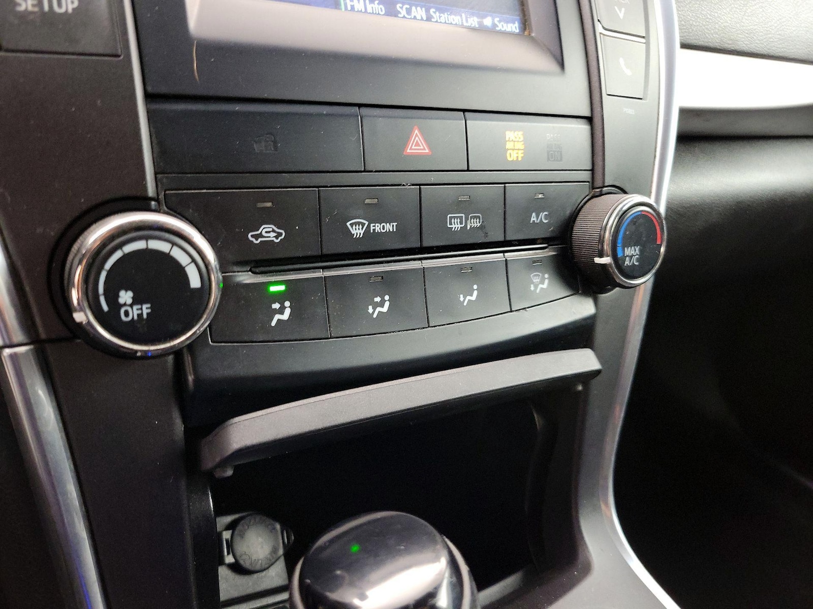 2015 Toyota Camry SE - Photo 17