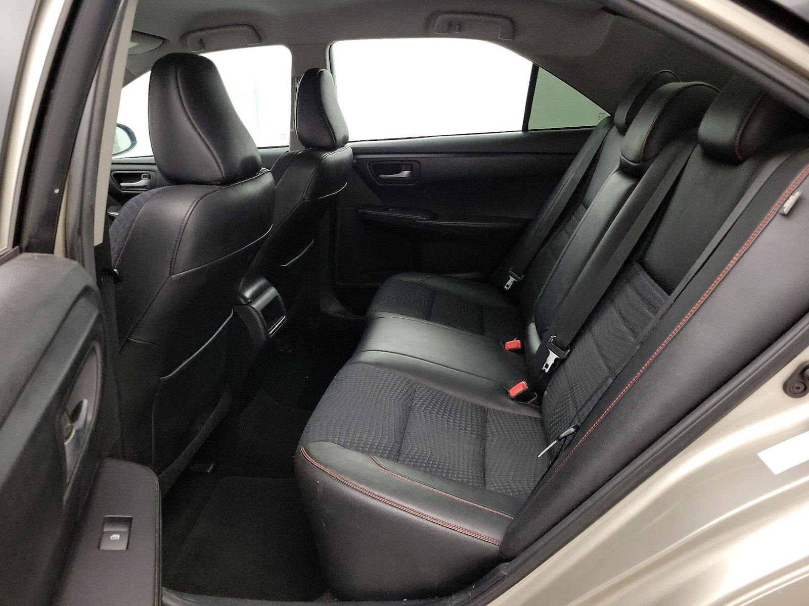 2015 Toyota Camry SE - Photo 20