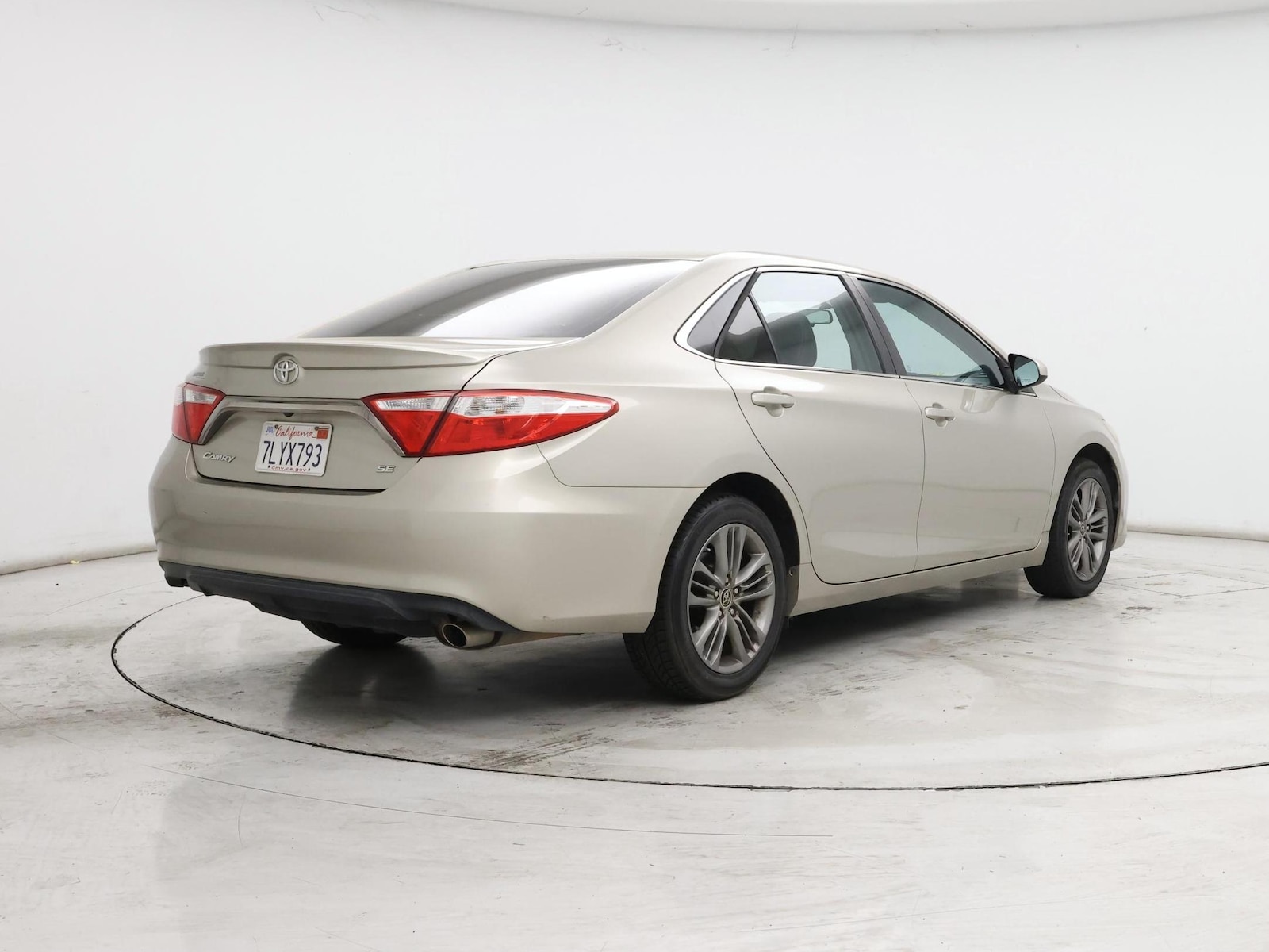 2015 Toyota Camry SE - Photo 9