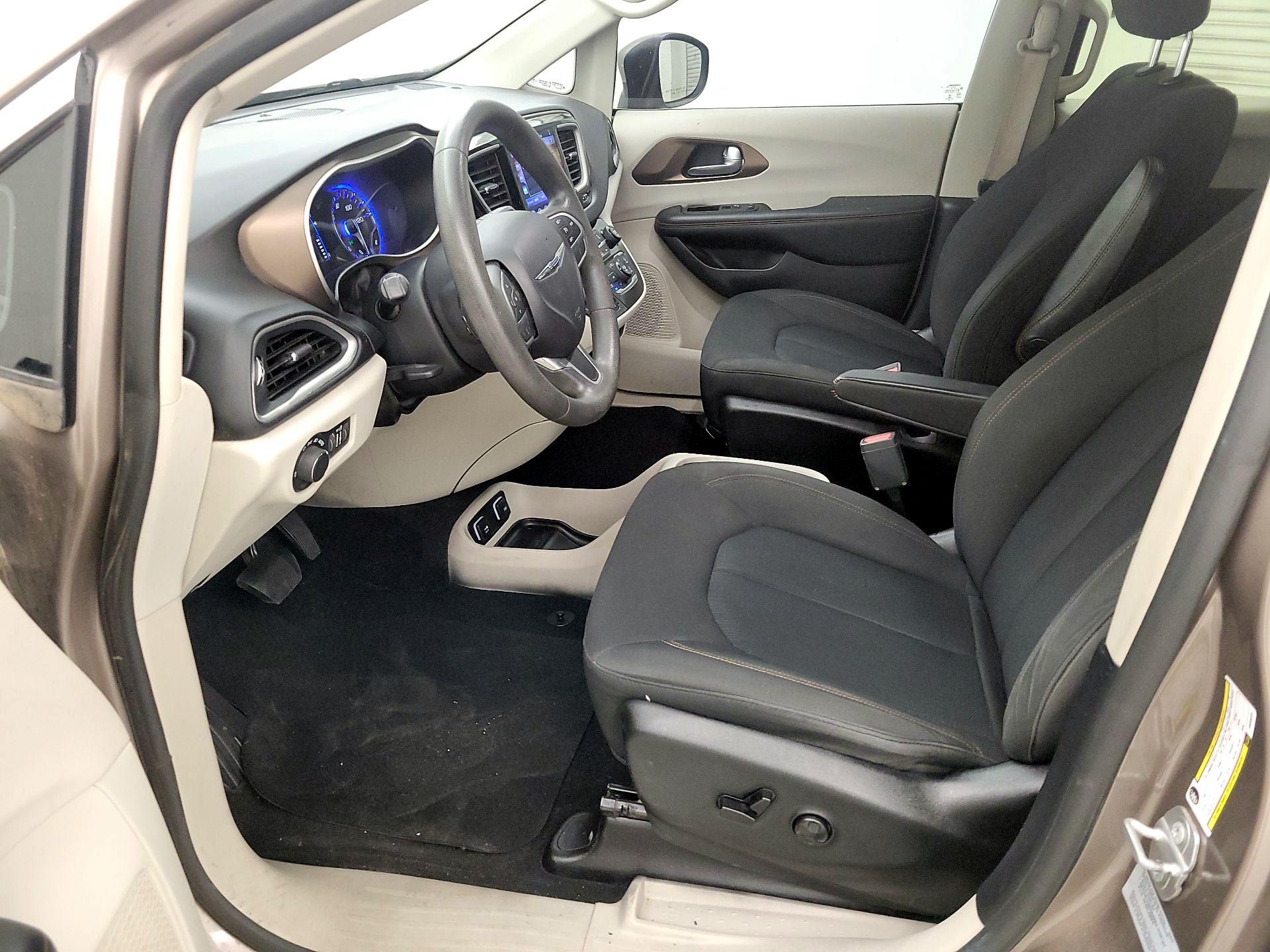 Thumbnail: 2017 Chrysler Pacifica - 11
