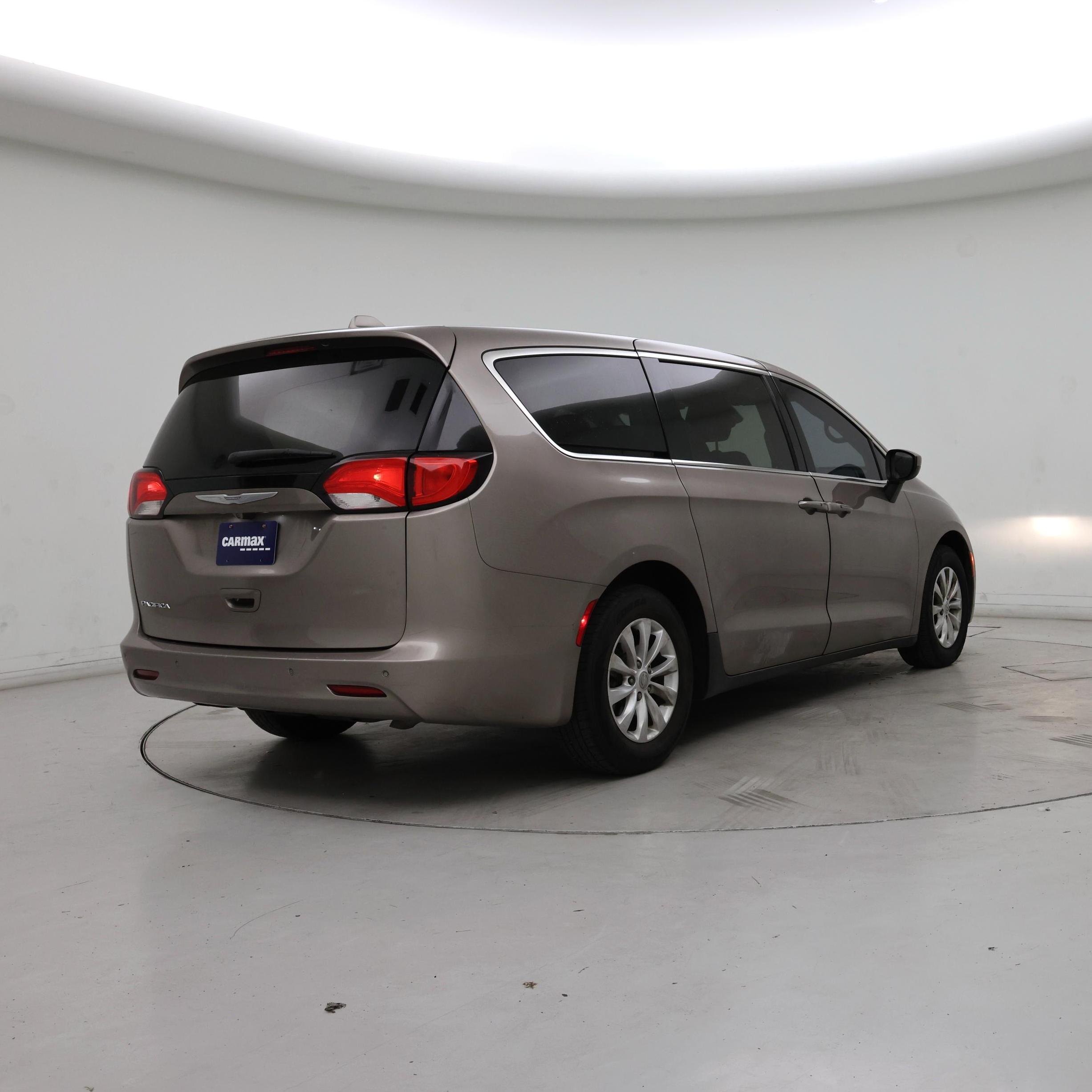 Thumbnail: 2017 Chrysler Pacifica - 8