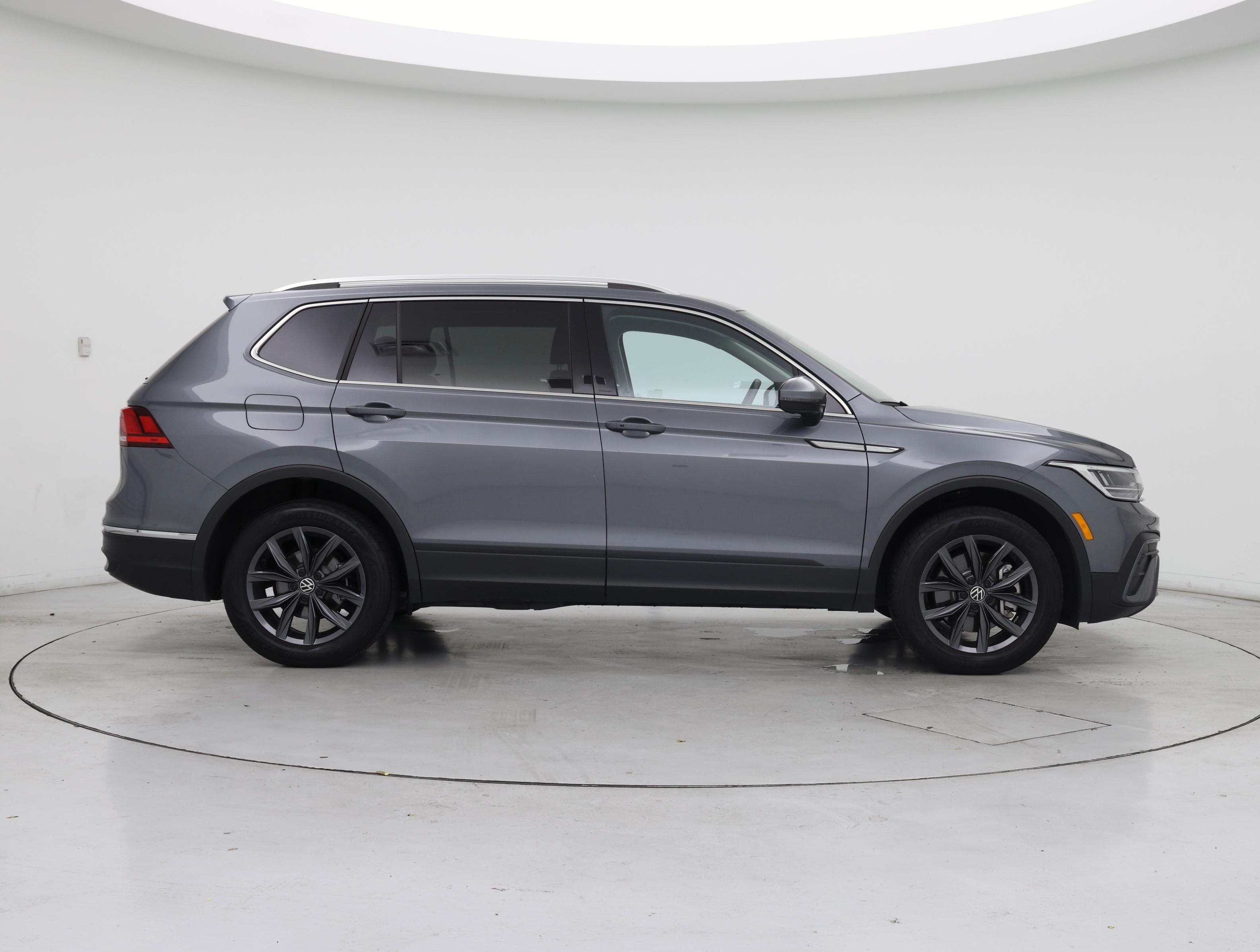 Thumbnail: 2023 Volkswagen Tiguan - 7