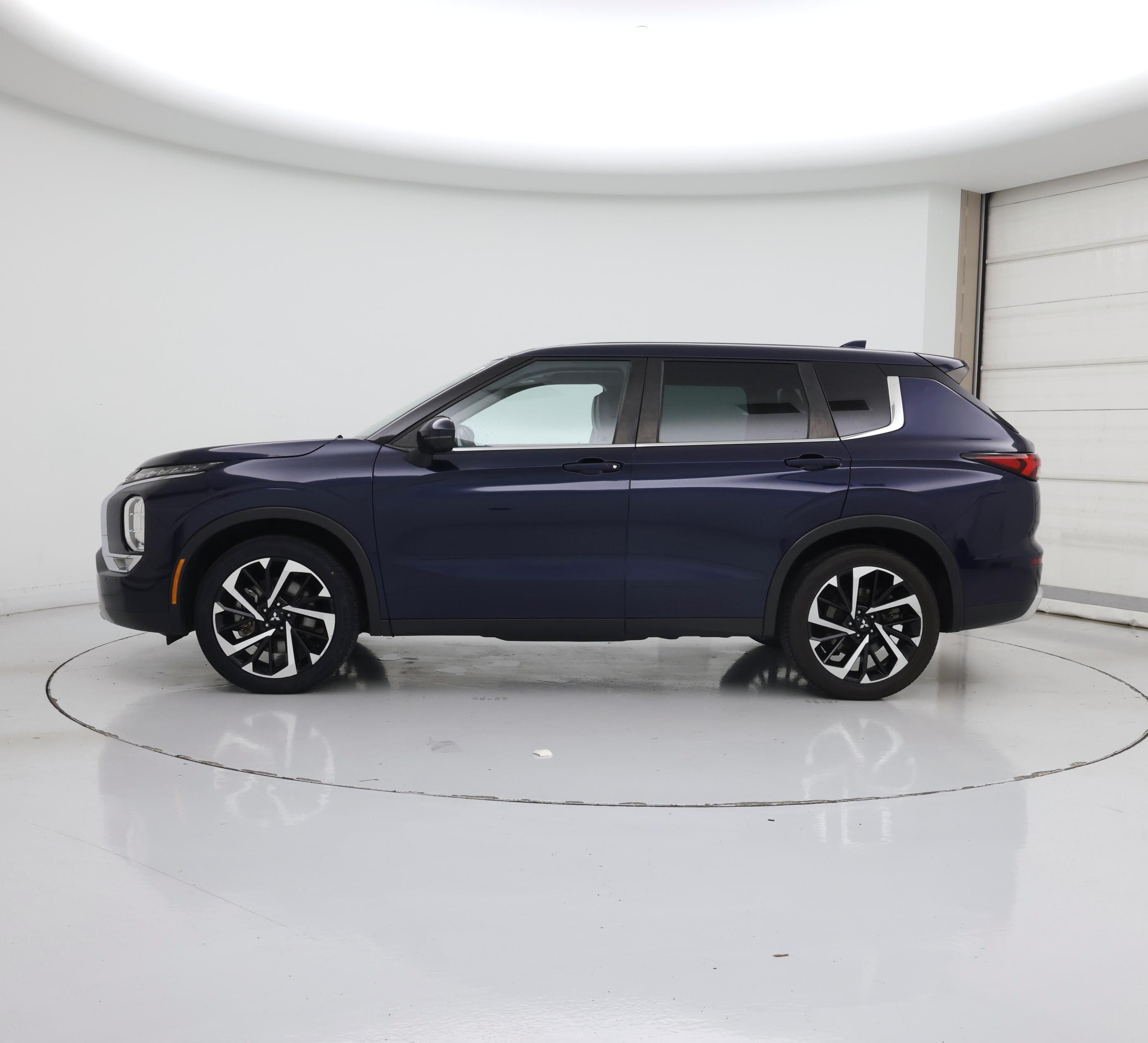 Thumbnail: 2023 Mitsubishi Outlander - 3