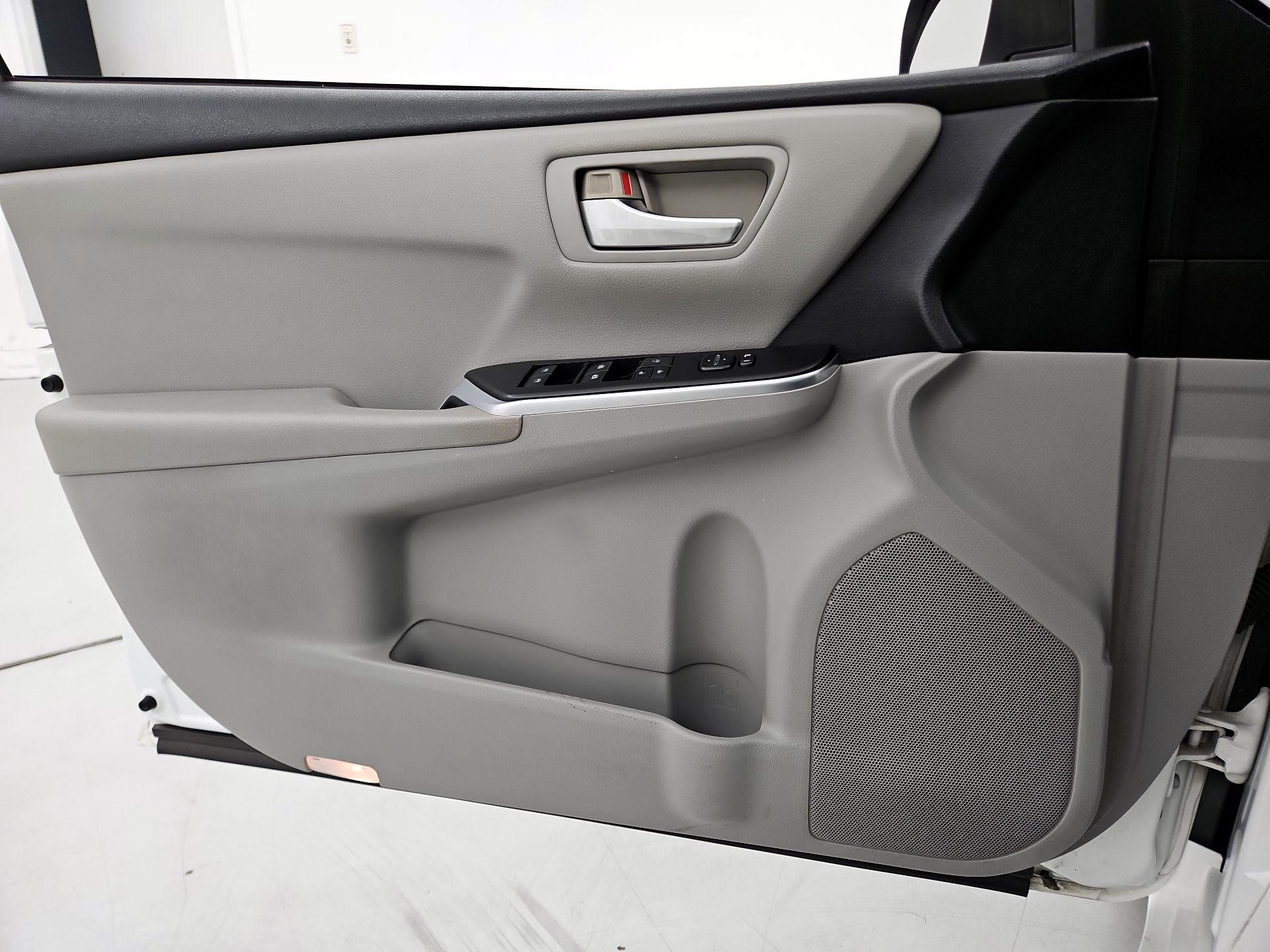 Thumbnail: 2015 Toyota Camry - 12