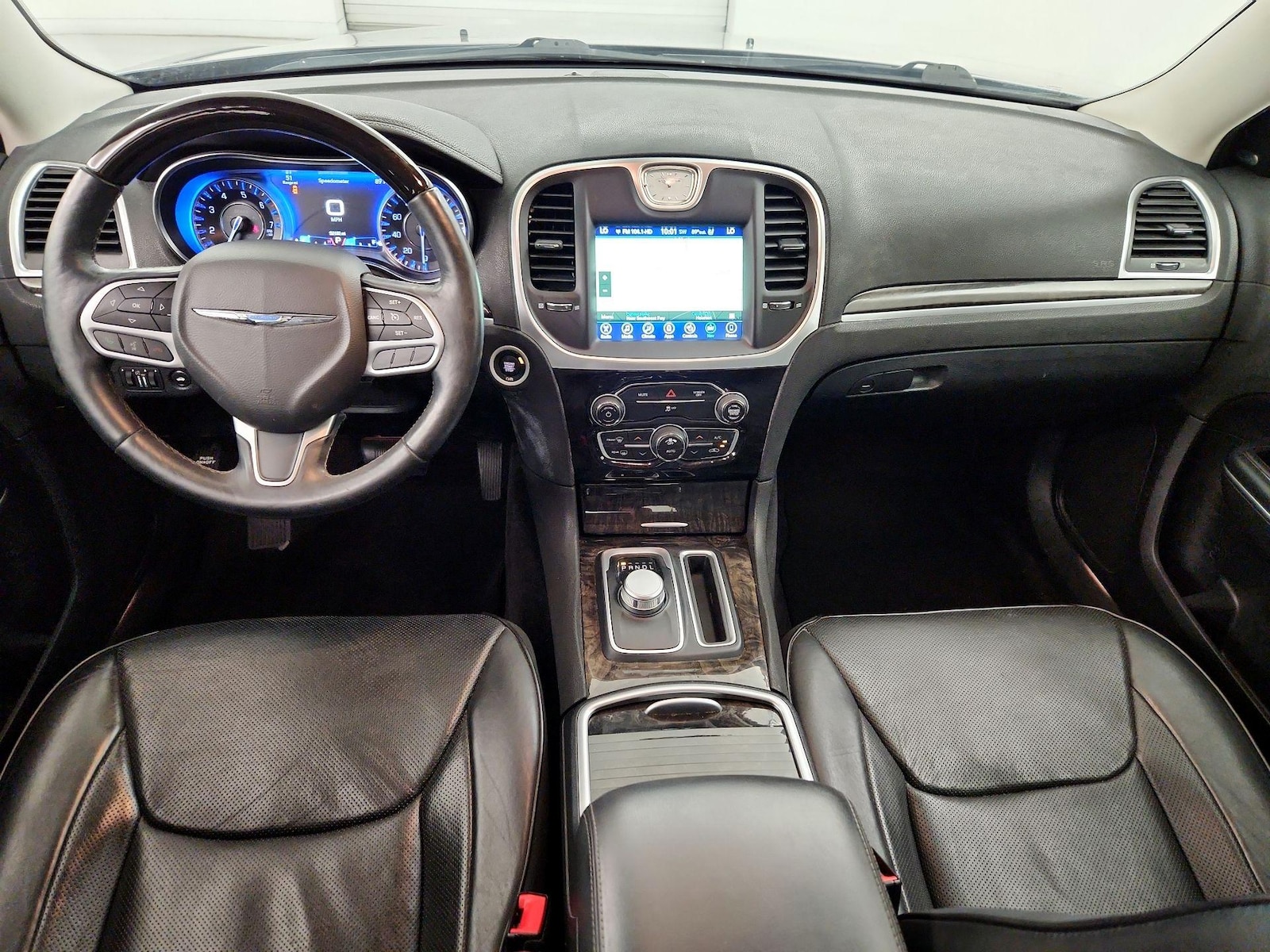 2017 Chrysler 300 C - Photo 10
