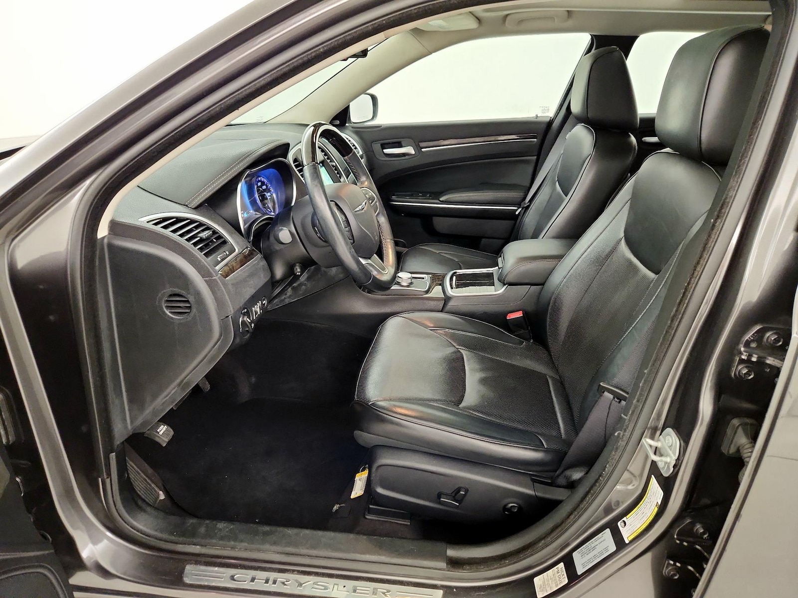 2017 Chrysler 300 C - Photo 12