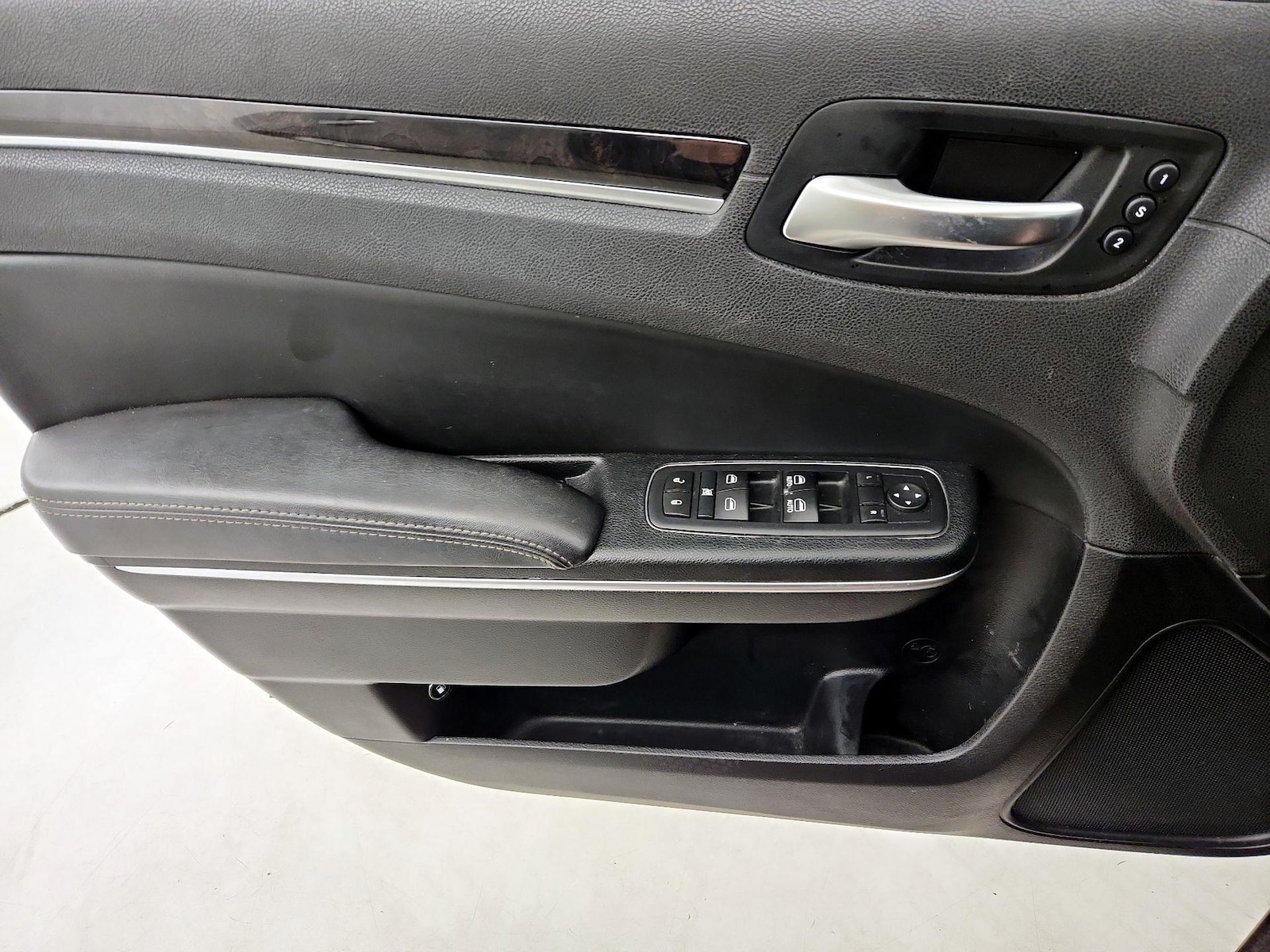 2017 Chrysler 300 C - Photo 13