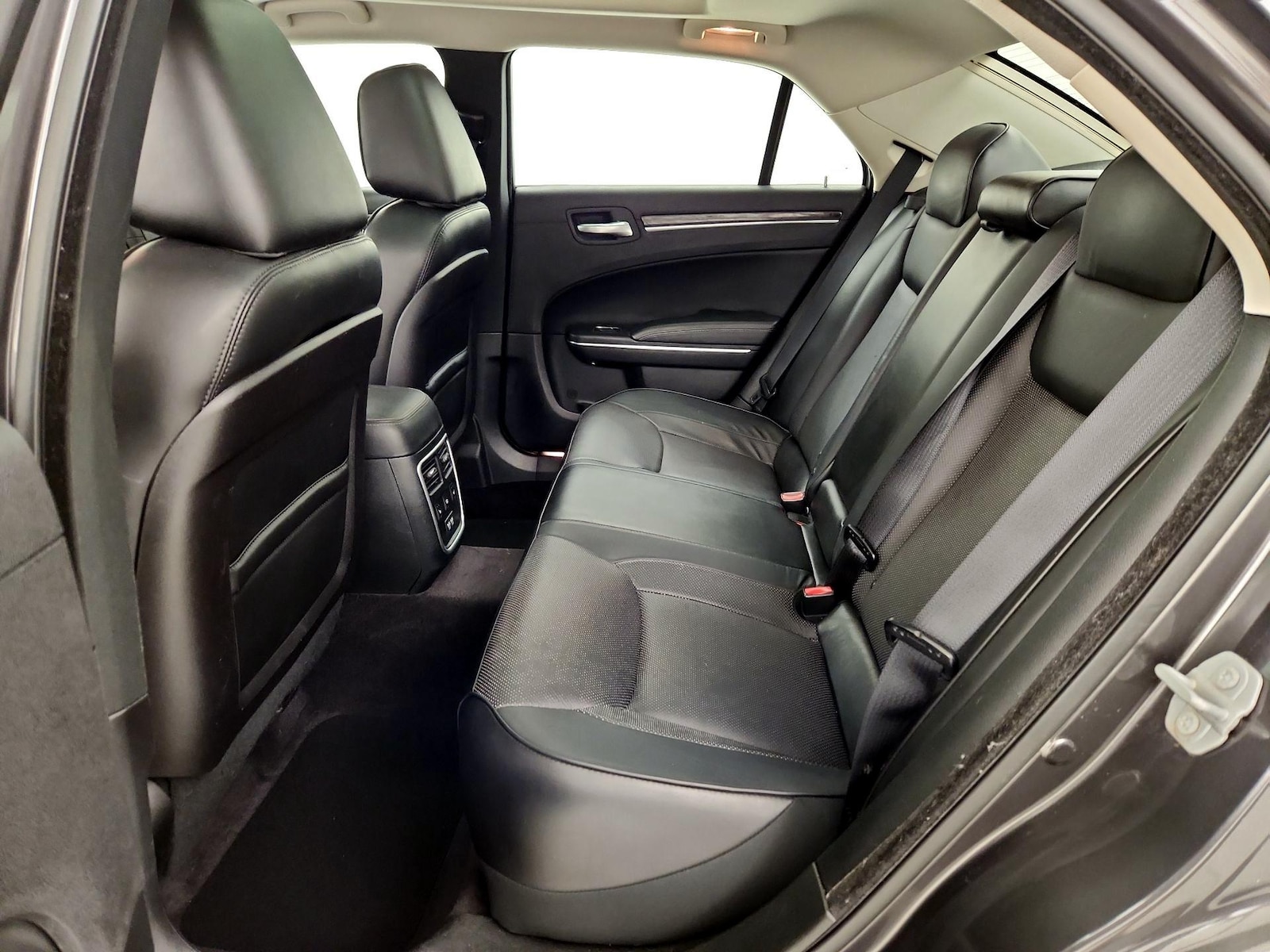 2017 Chrysler 300 C - Photo 22