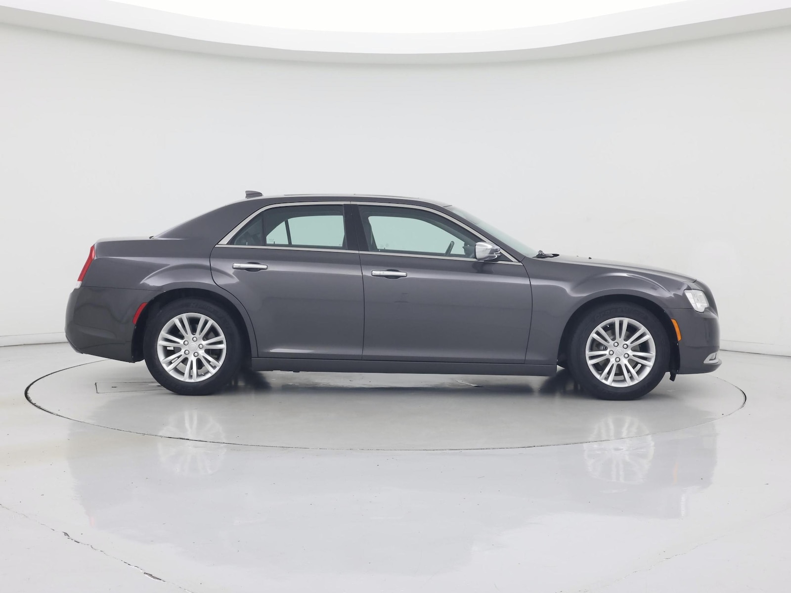 2017 Chrysler 300 C - Photo 8