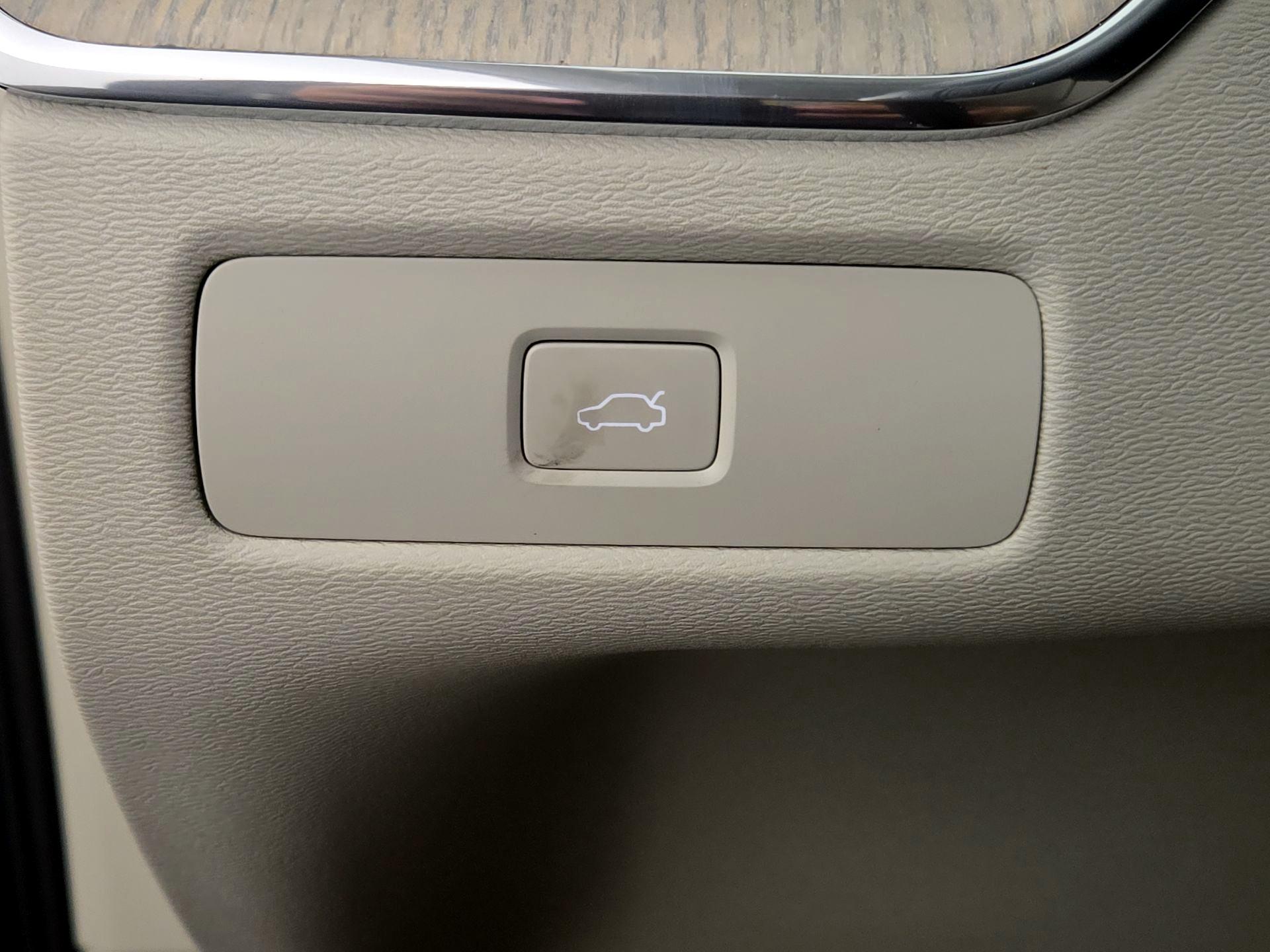 Thumbnail: 2023 Volvo XC60 - 13