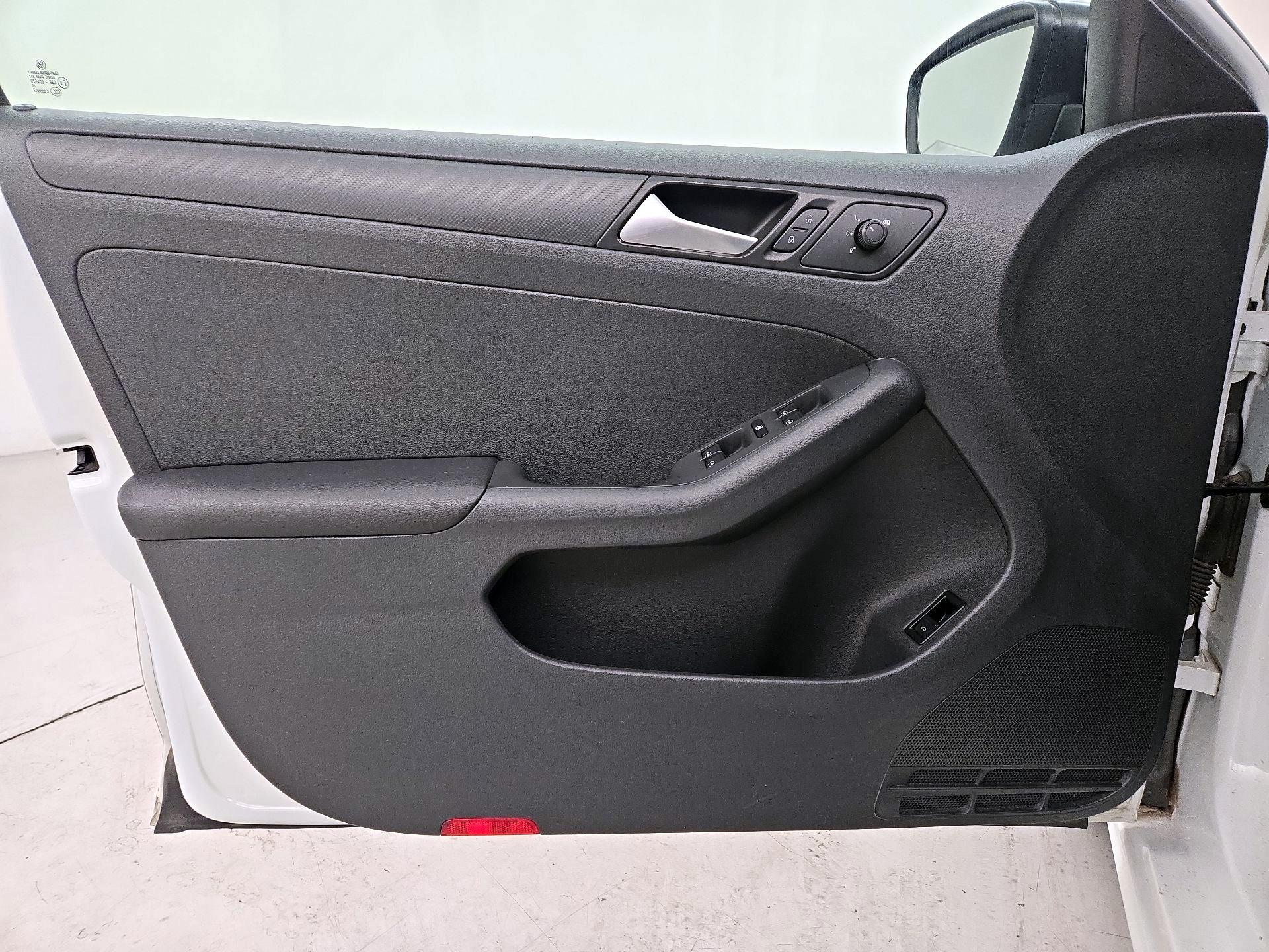 Thumbnail: 2016 Volkswagen Jetta - 12