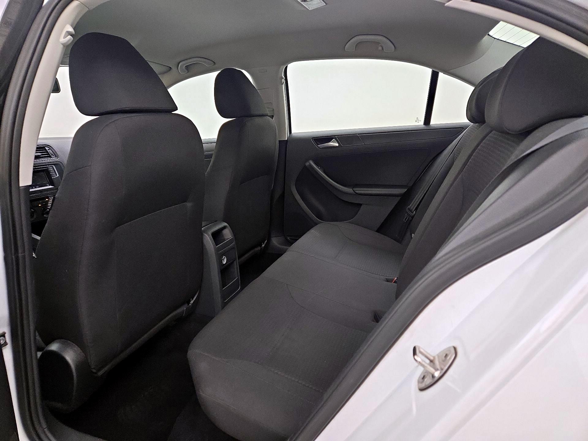 Thumbnail: 2016 Volkswagen Jetta - 18