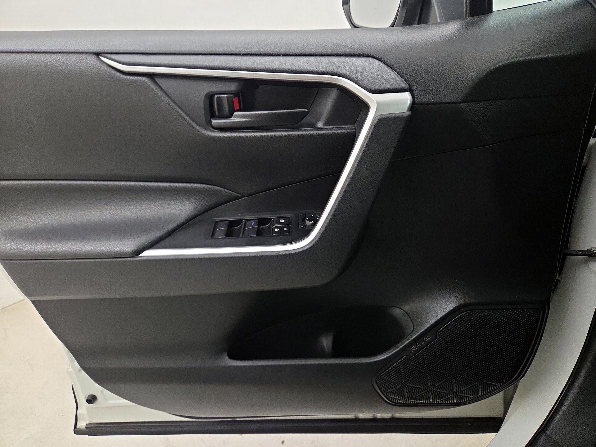 Thumbnail: 2020 Toyota RAV4 - 12