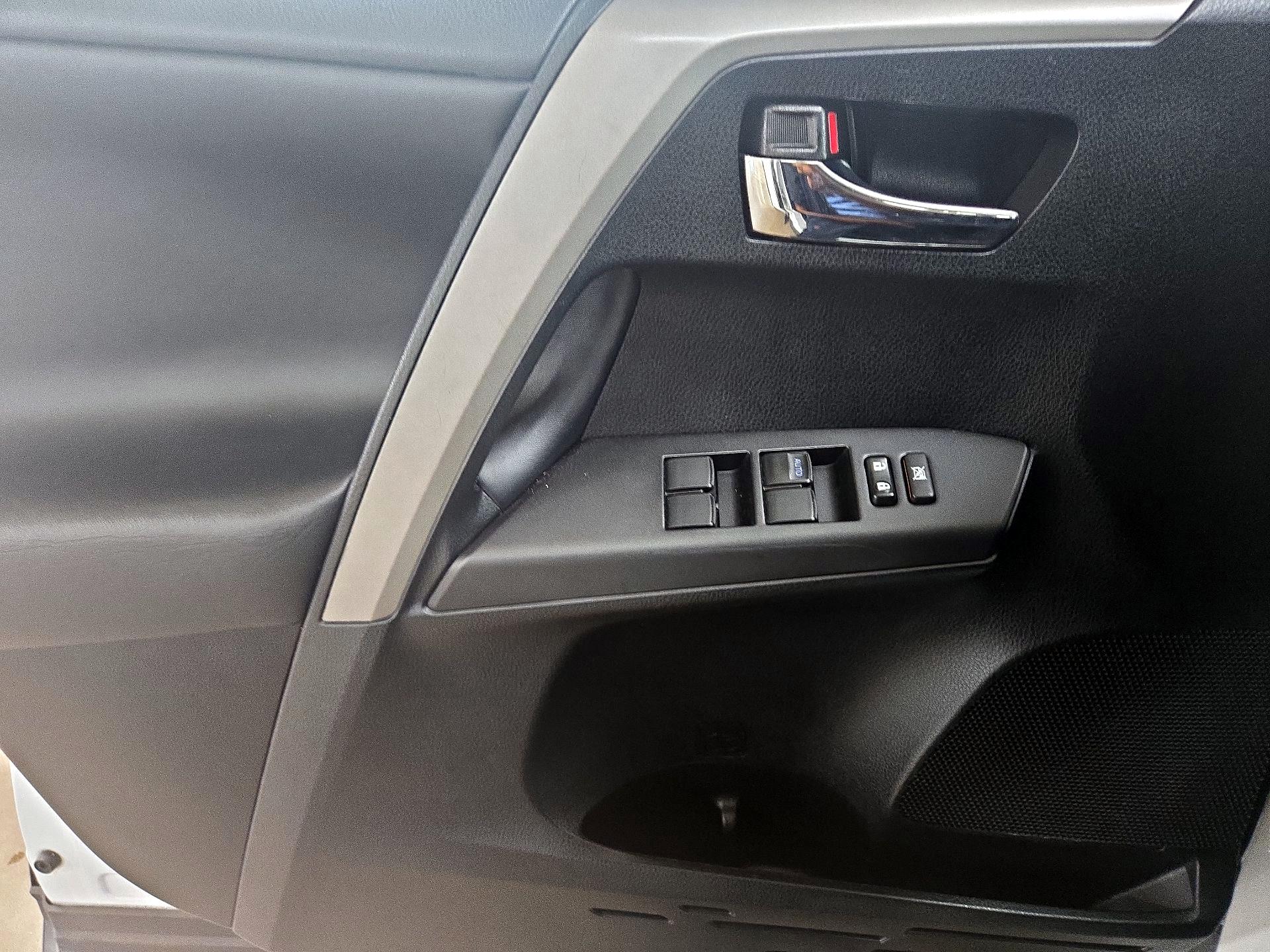 Thumbnail: 2018 Toyota RAV4 - 12