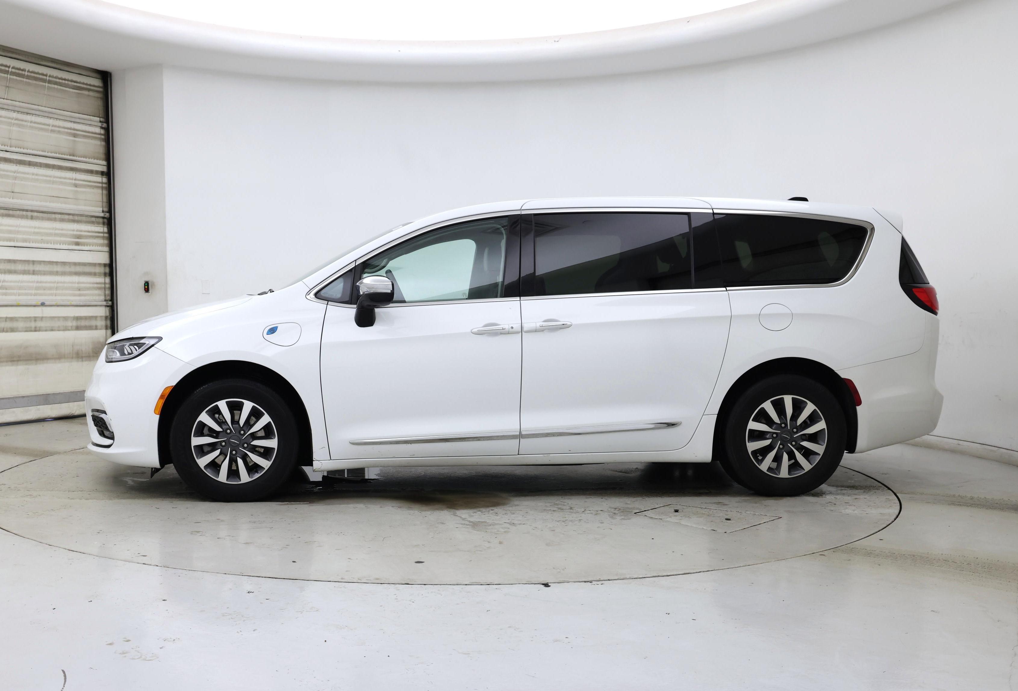 Thumbnail: 2023 Chrysler Pacifica - 3