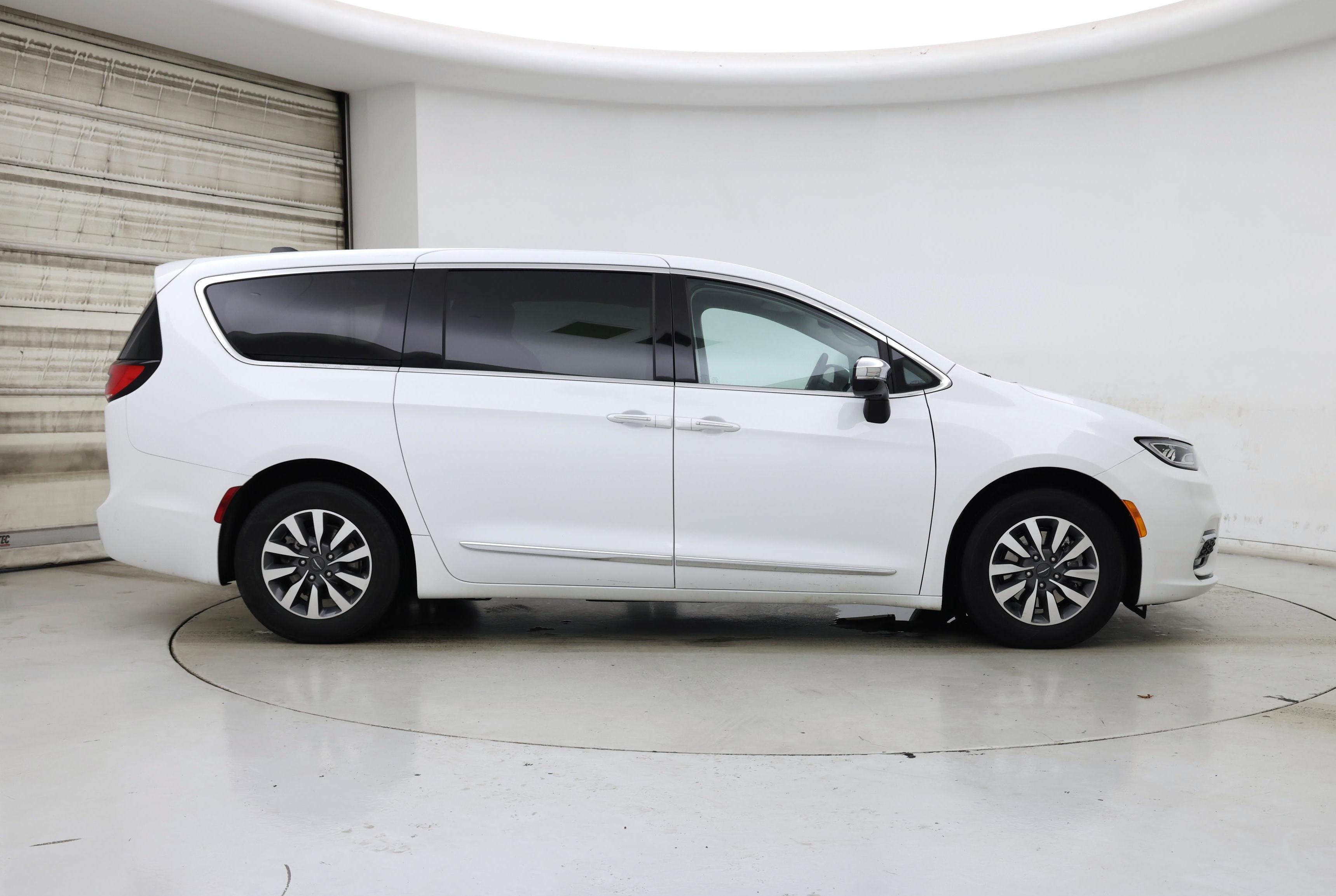 Thumbnail: 2023 Chrysler Pacifica - 7
