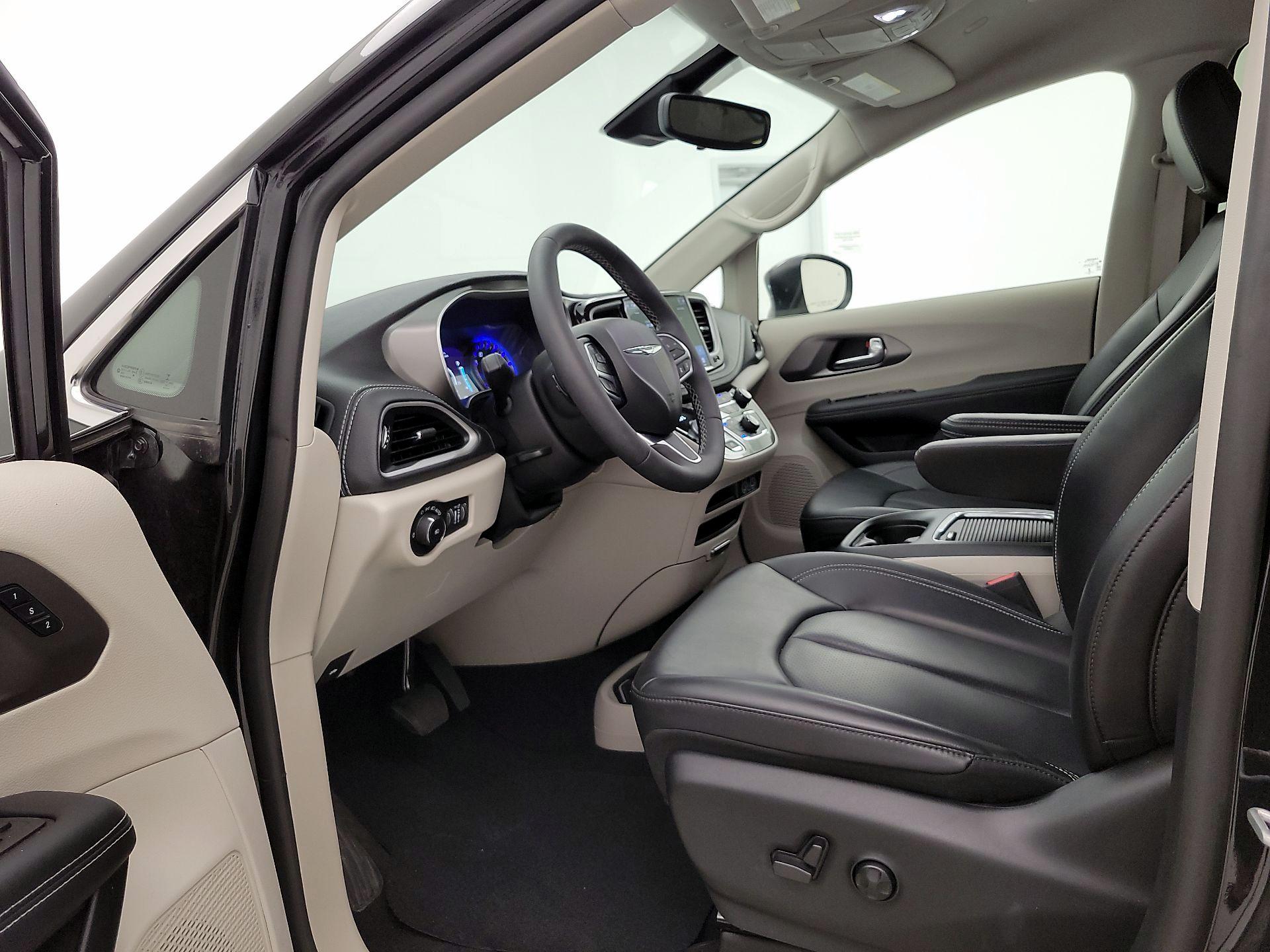 Thumbnail: 2023 Chrysler Pacifica - 11