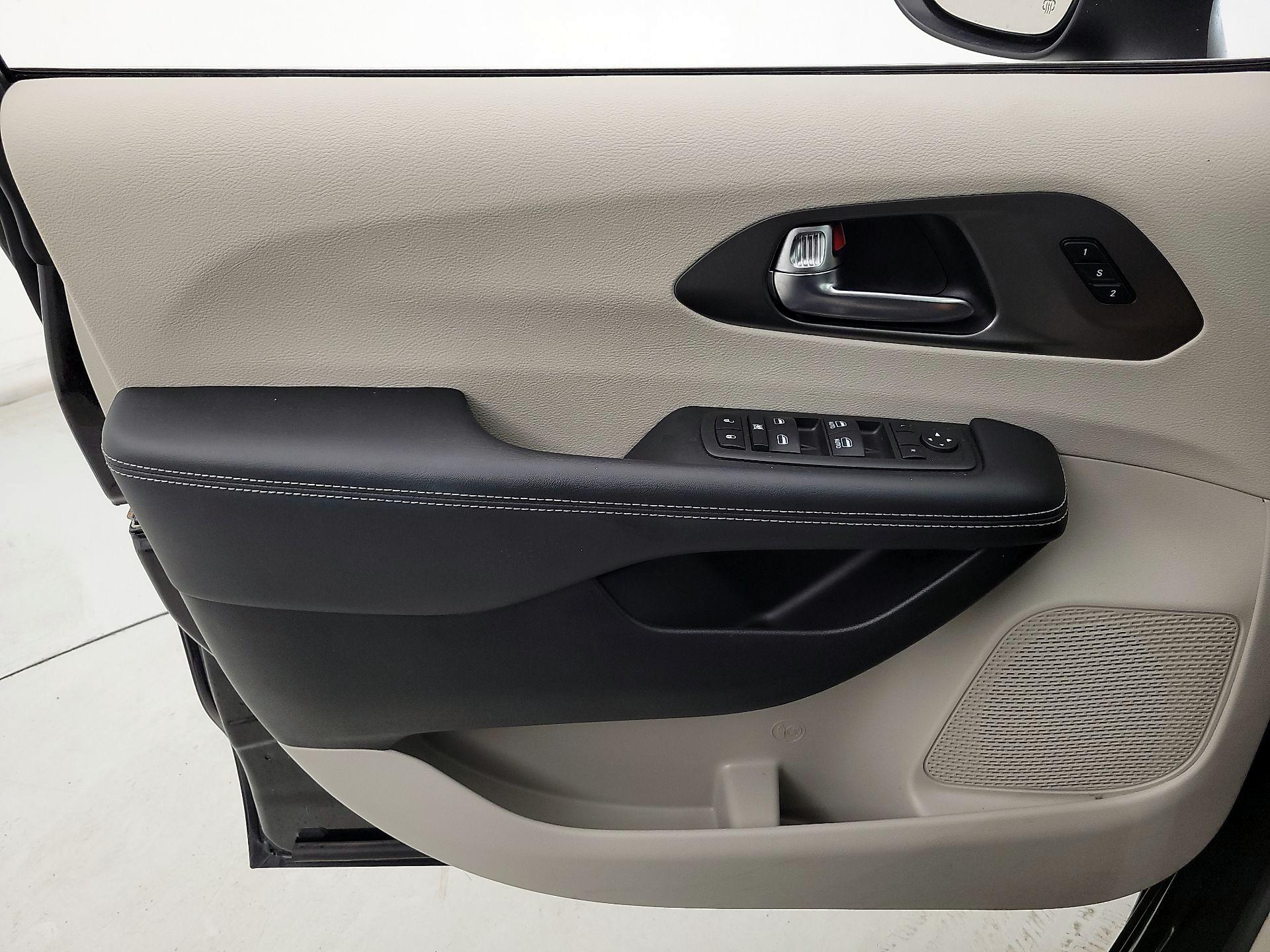 Thumbnail: 2023 Chrysler Pacifica - 12