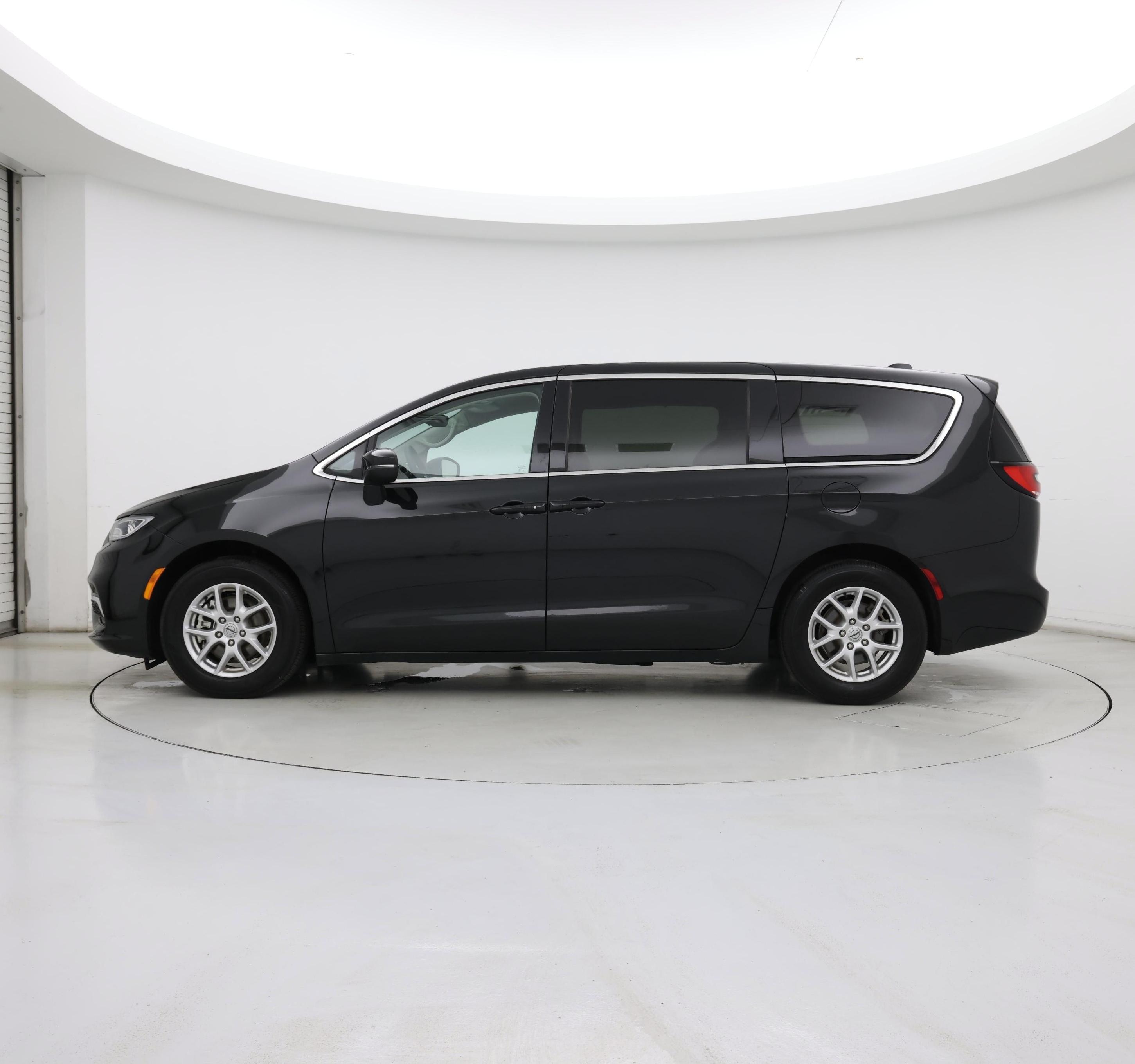 Thumbnail: 2023 Chrysler Pacifica - 3