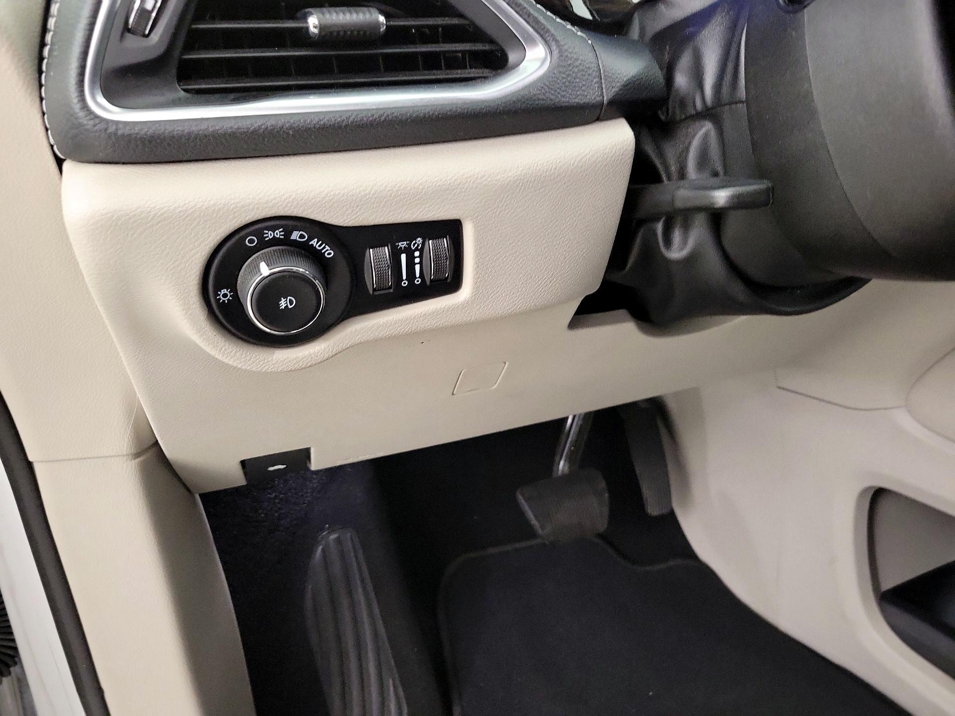 Thumbnail: 2021 Chrysler Pacifica - 13