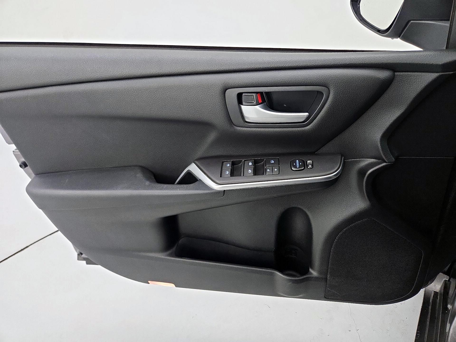 Thumbnail: 2016 Toyota Camry - 12